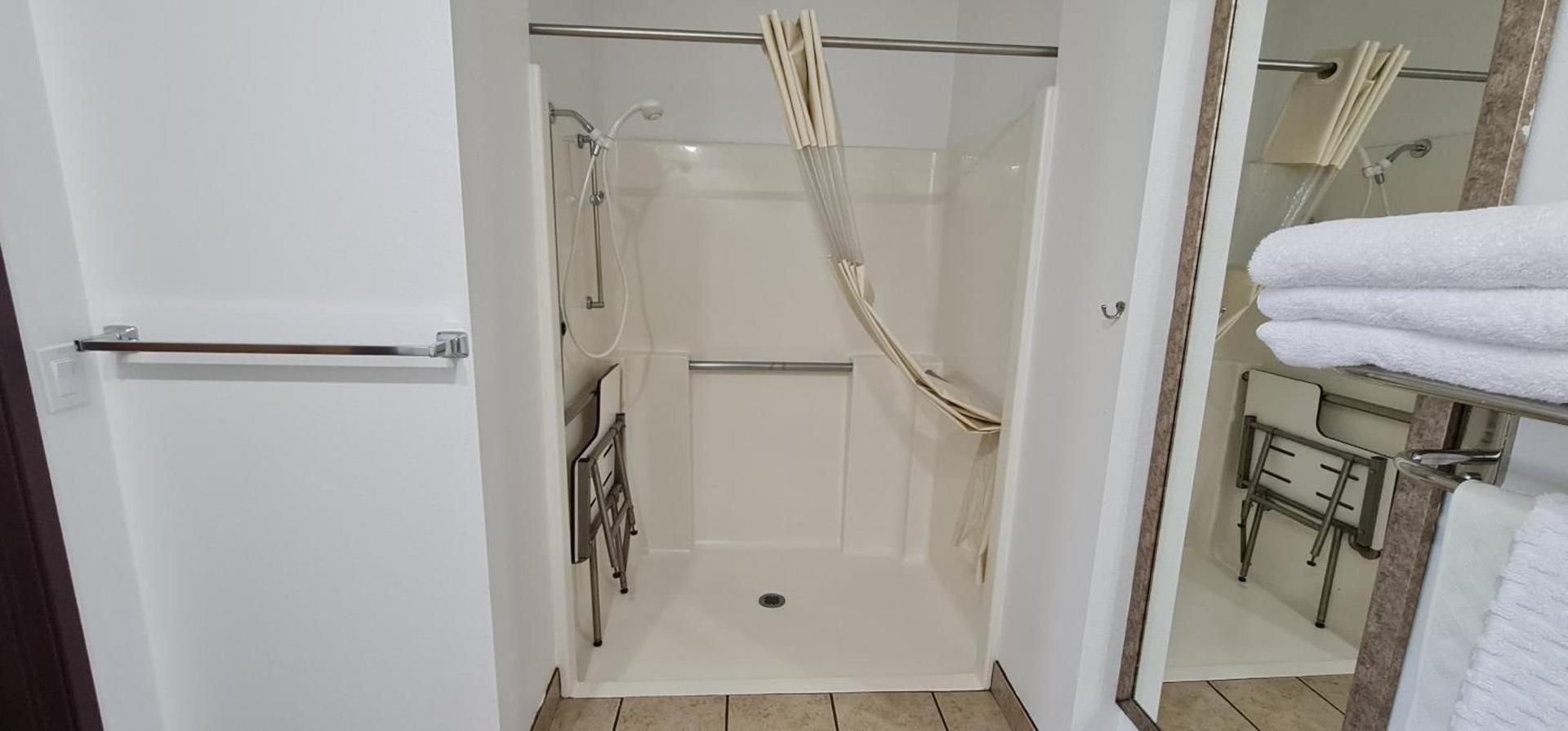 Oakridge Inn & Suites photo 13