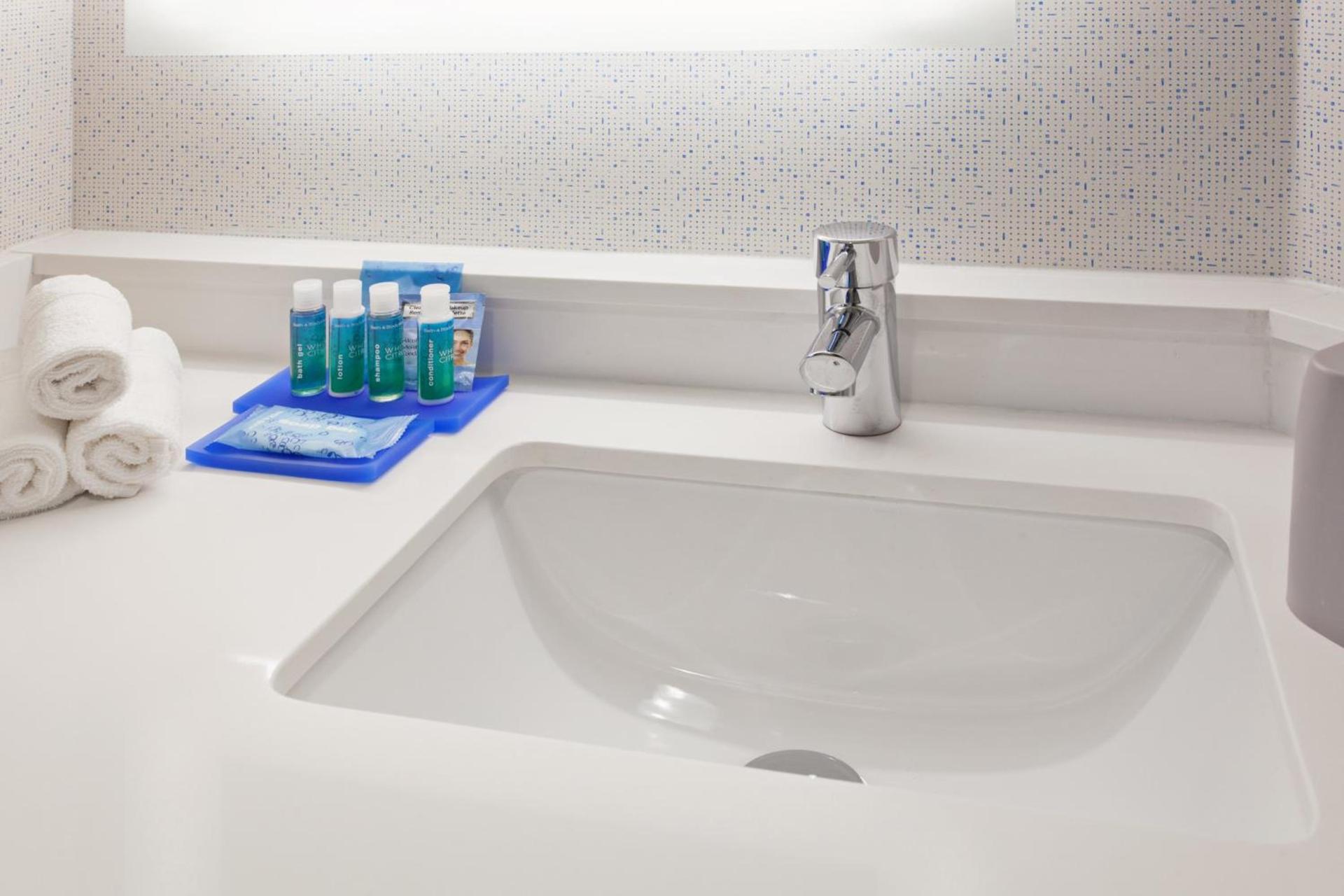 Holiday Inn Express West Los Angeles by IHG photo 25
