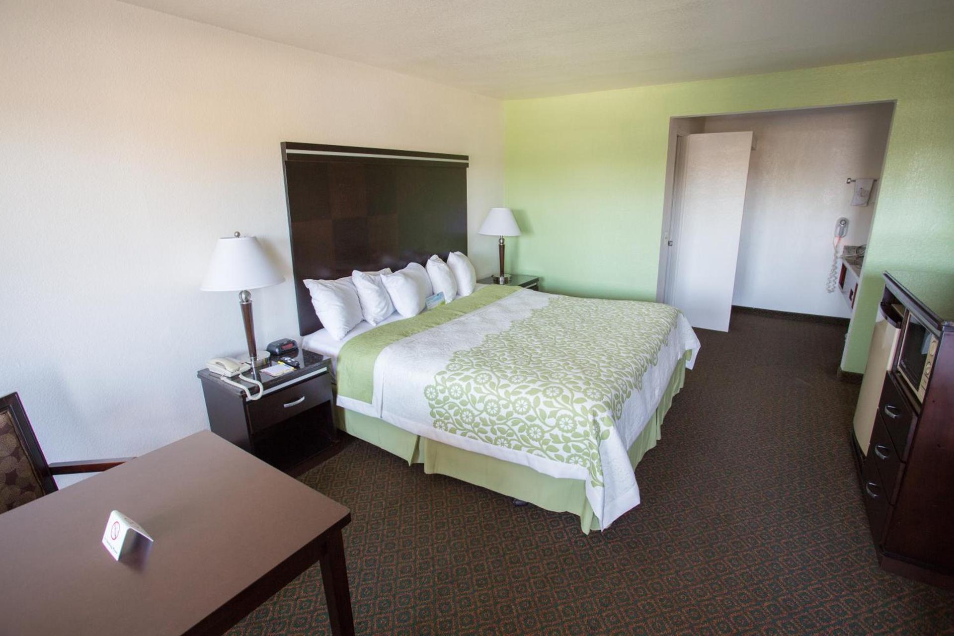 Days Inn by Wyndham Oceanside photo 20