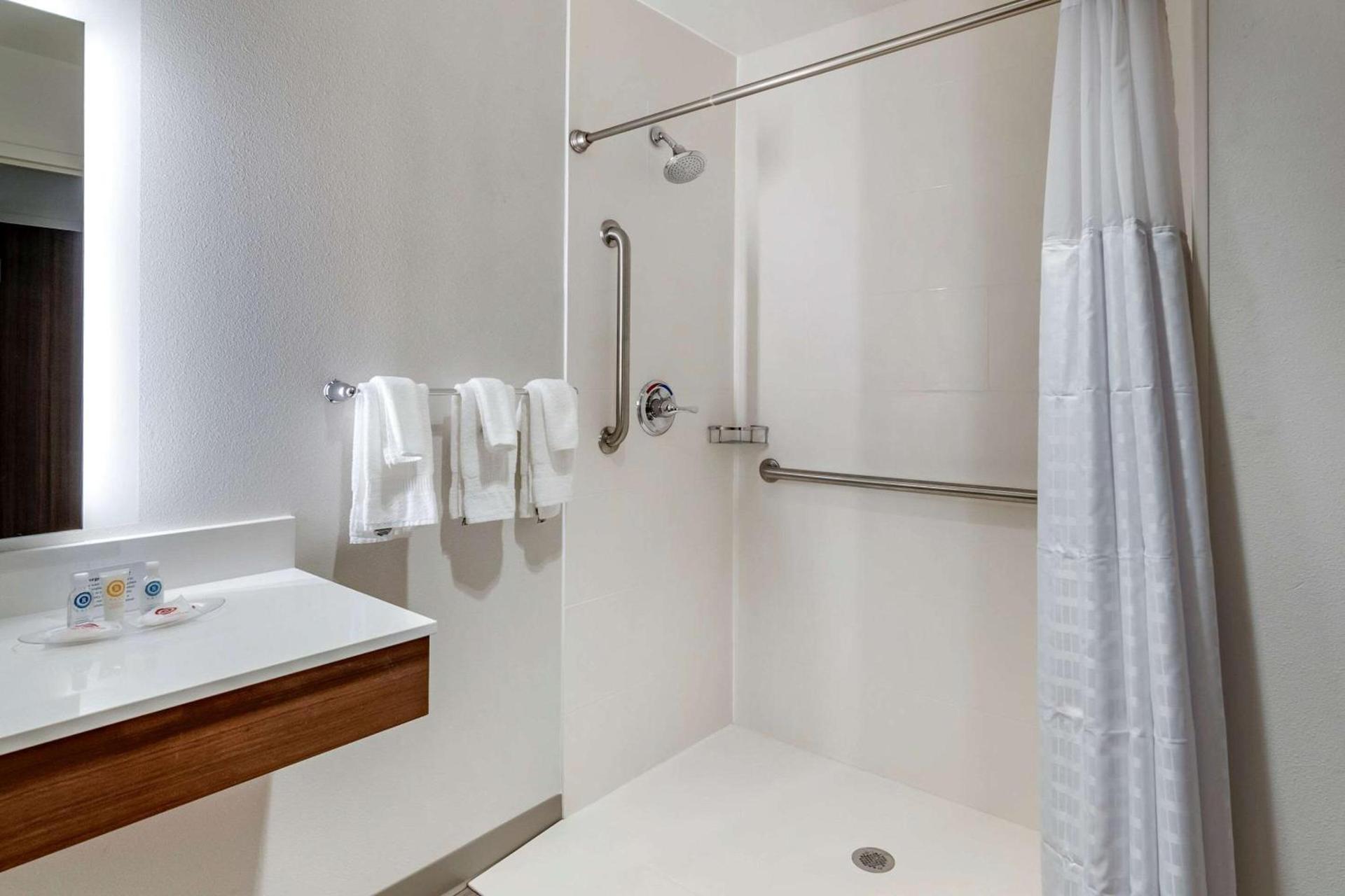 Comfort Suites Grandview - Kansas City photo 16