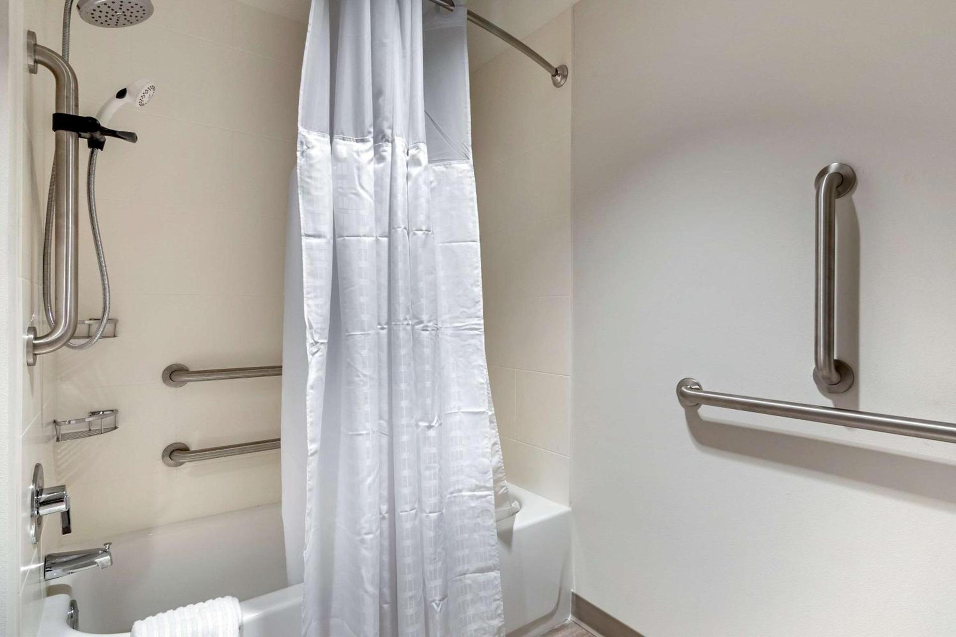 Comfort Suites Grandview - Kansas City photo 17