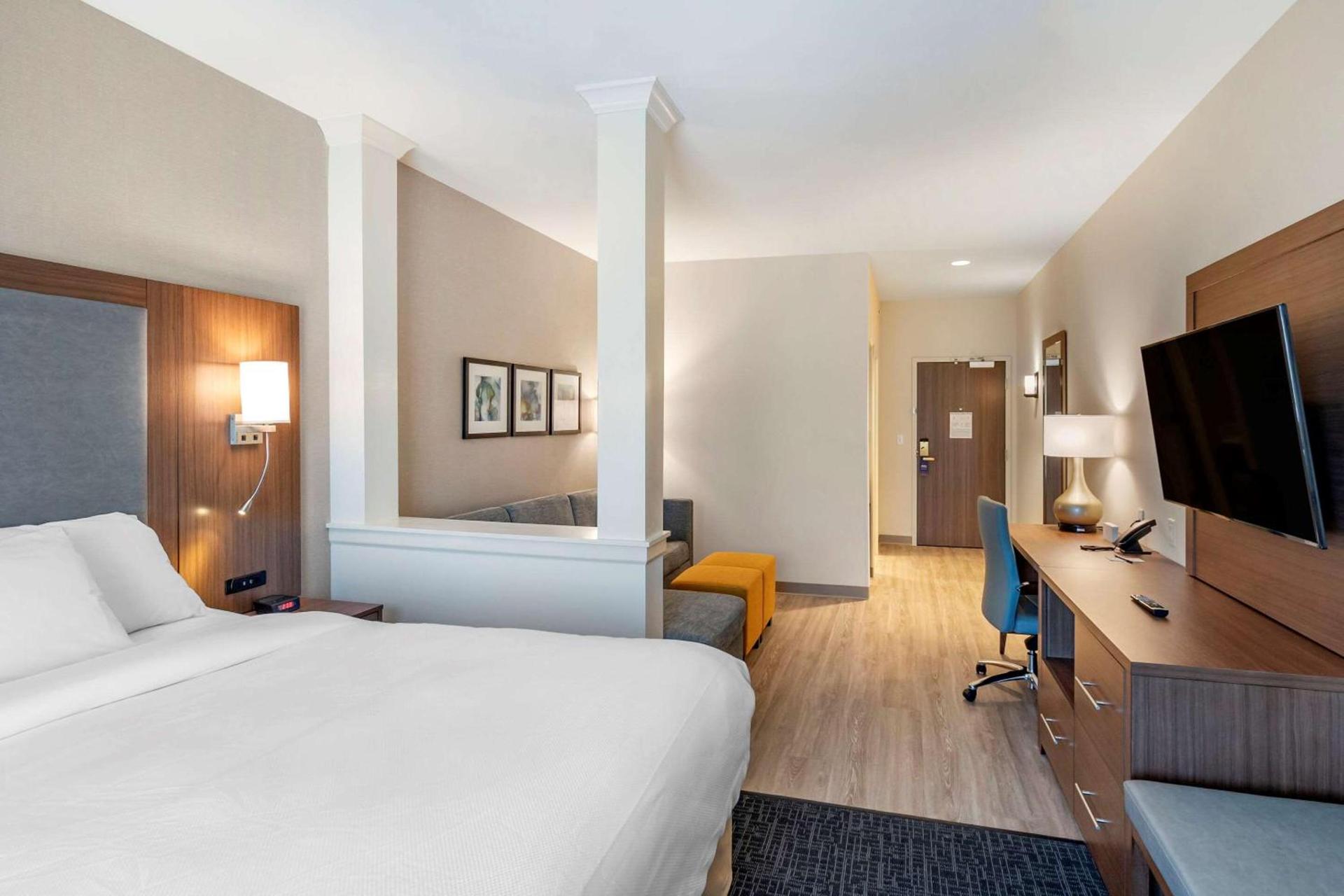 Comfort Suites Grandview - Kansas City photo 18