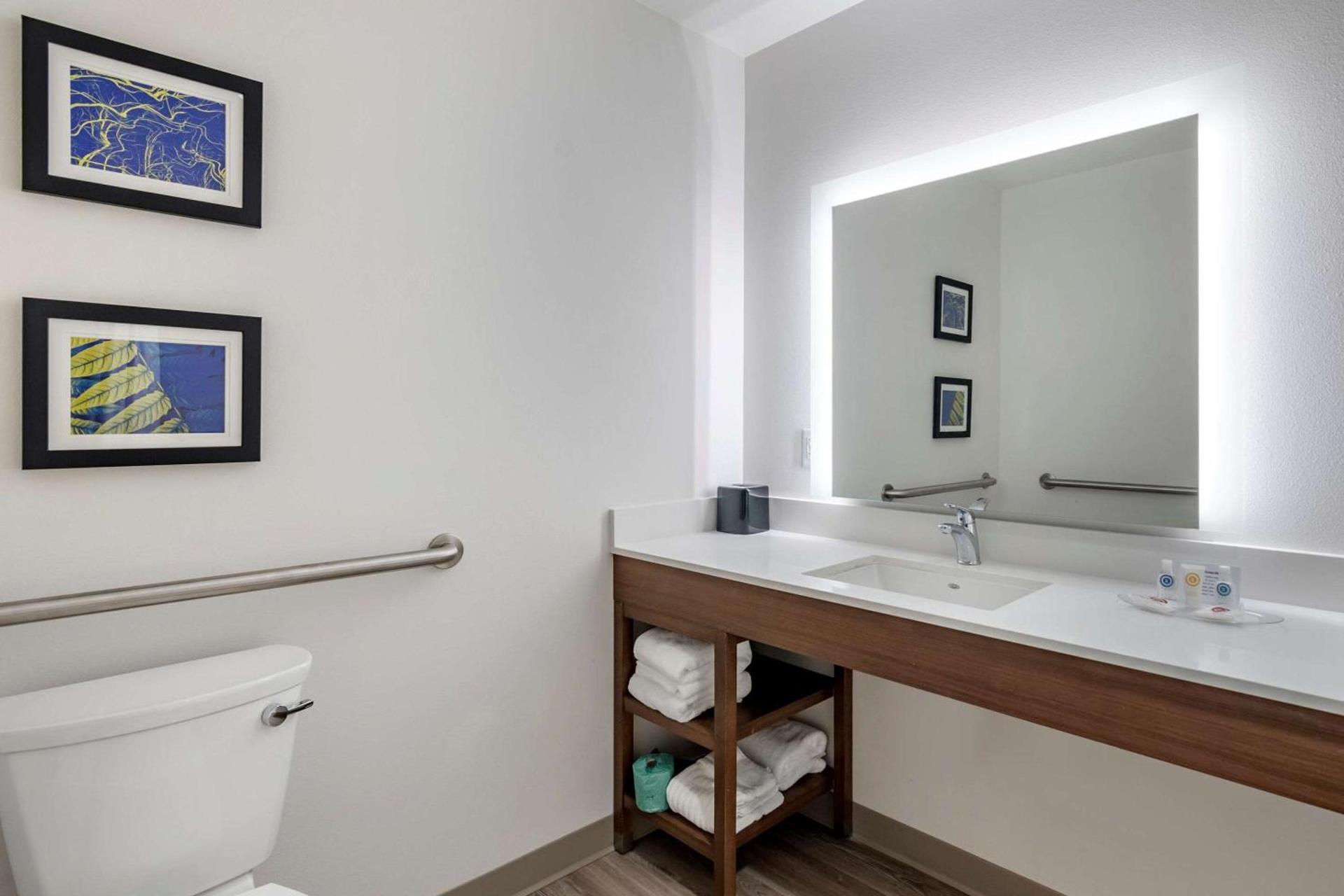 Comfort Suites Grandview - Kansas City photo 19