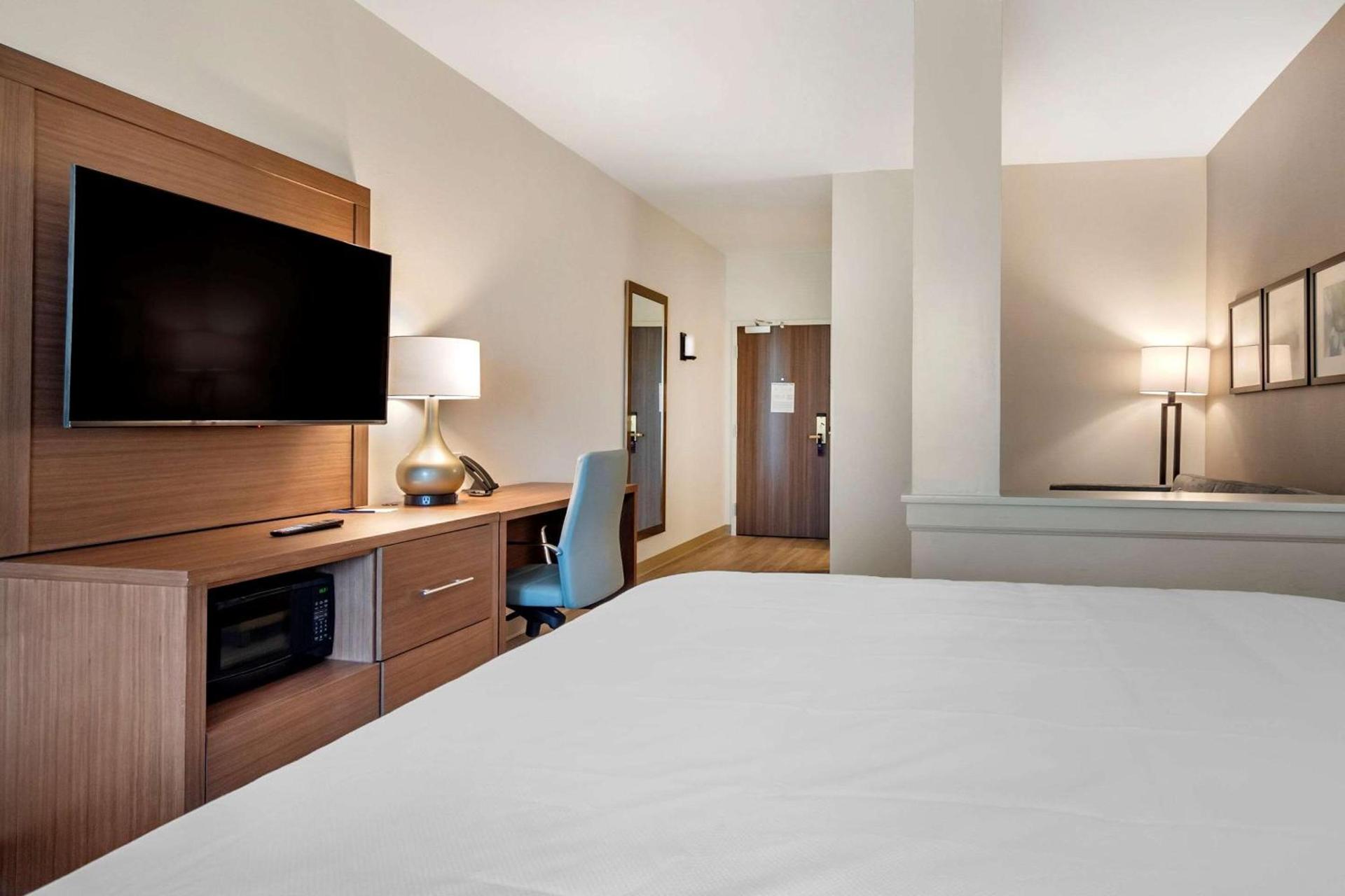 Comfort Suites Grandview - Kansas City photo 23