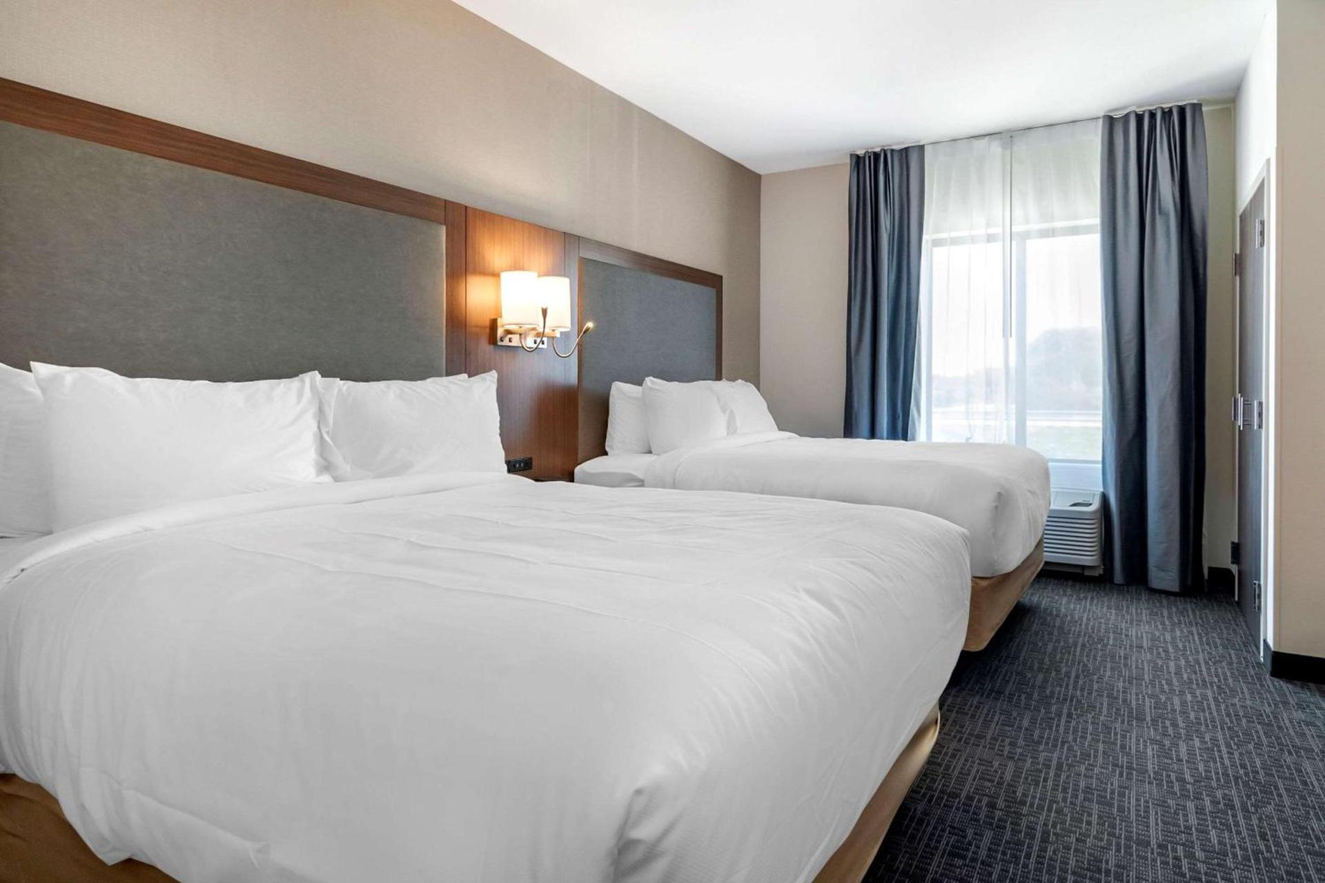 Comfort Suites Grandview - Kansas City photo 24