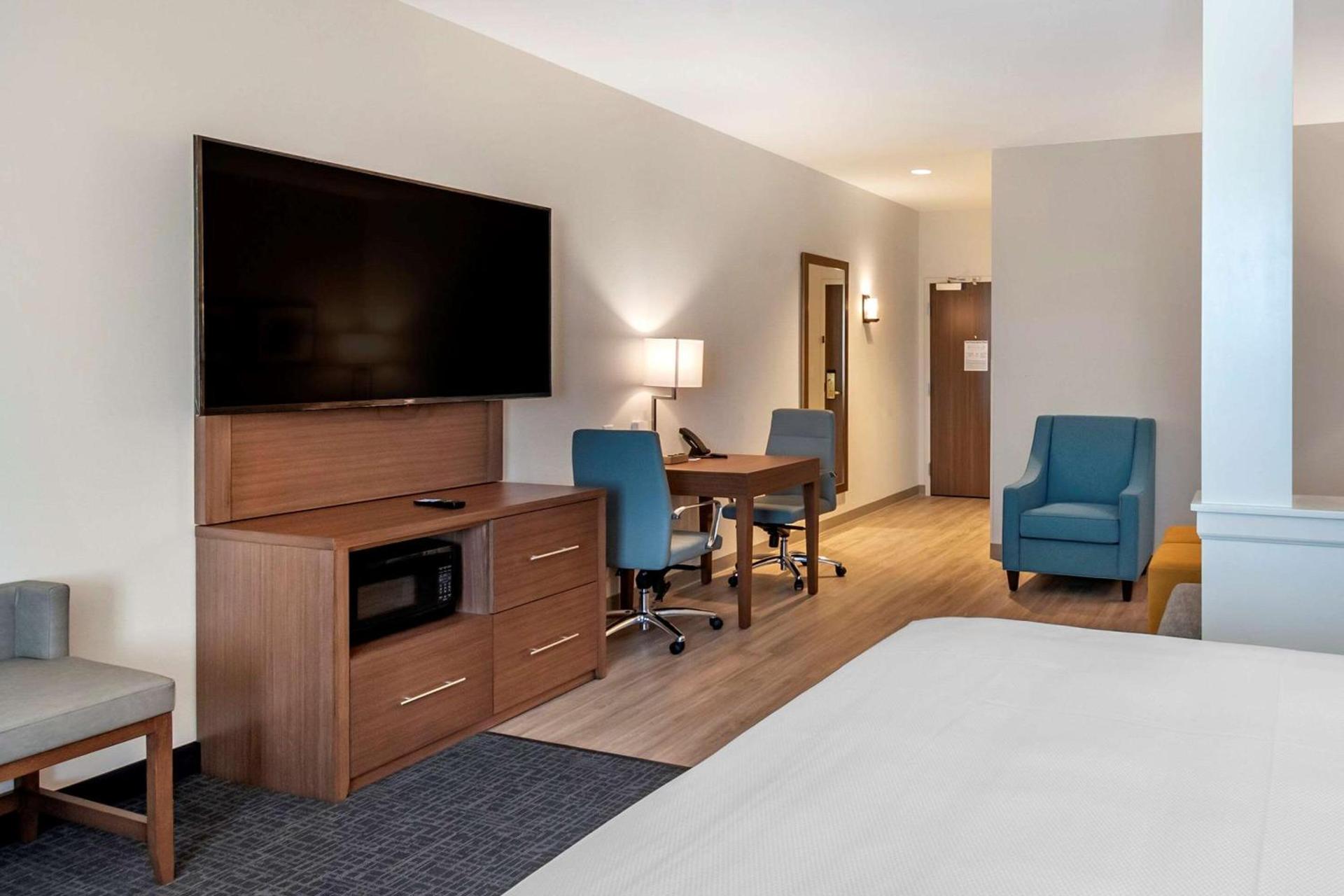 Comfort Suites Grandview - Kansas City photo 28
