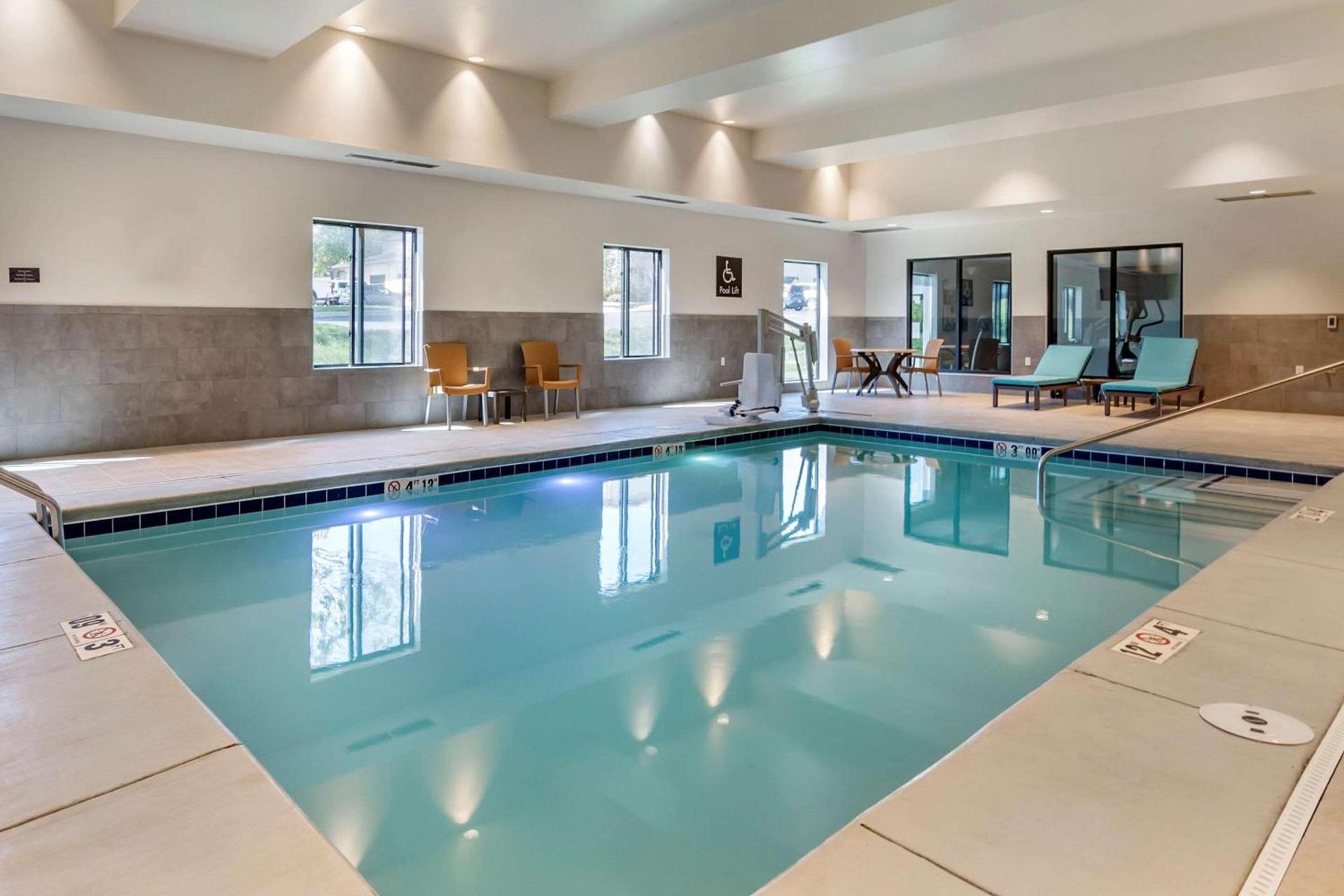 Comfort Suites Grandview - Kansas City photo 31