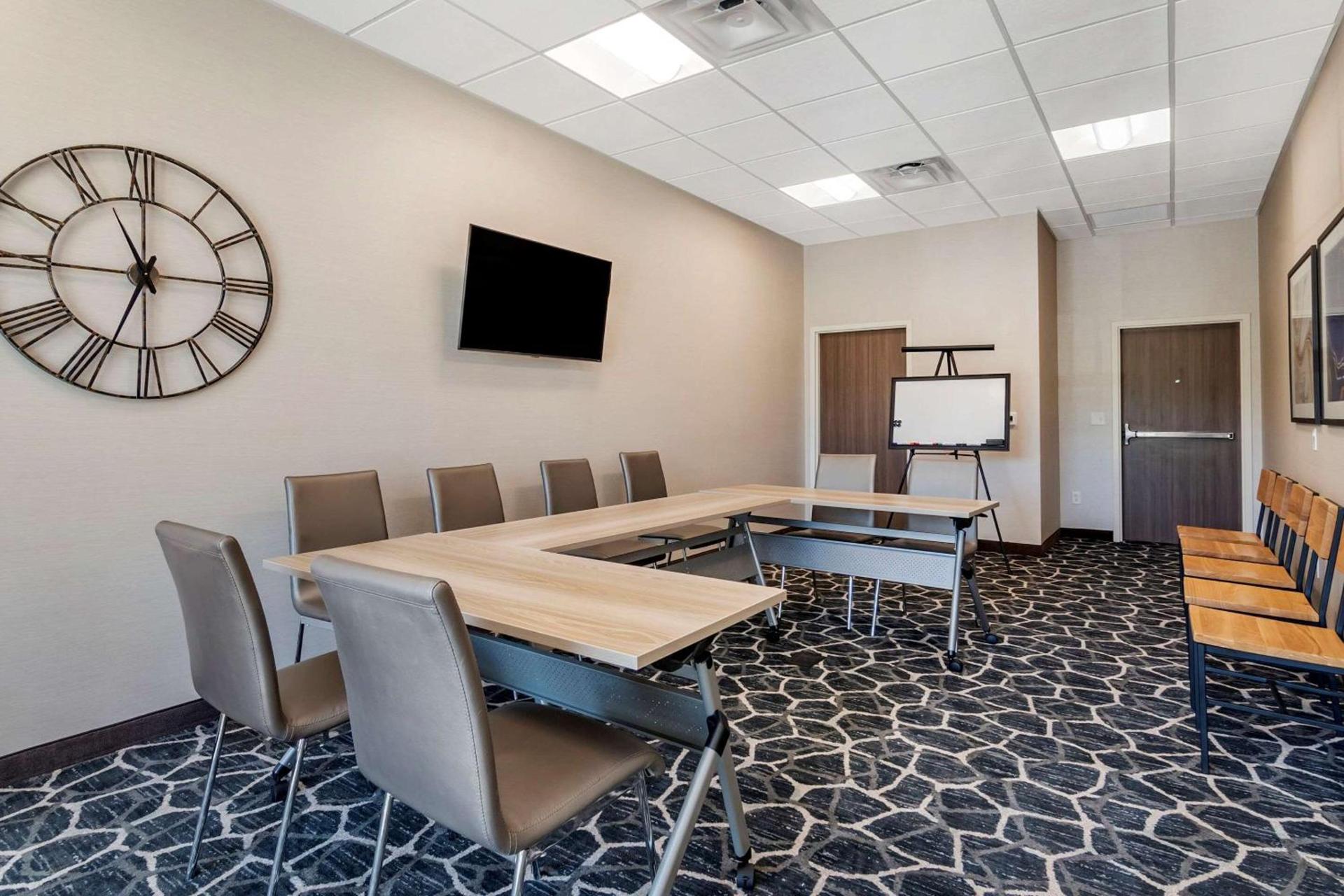 Comfort Suites Grandview - Kansas City photo 36