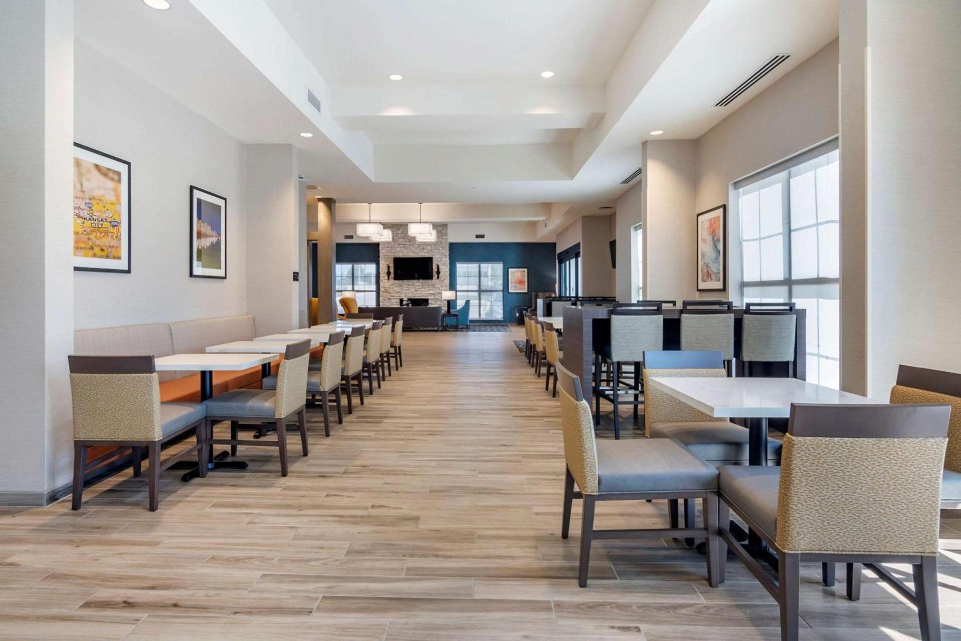 Comfort Suites Grandview - Kansas City photo 40