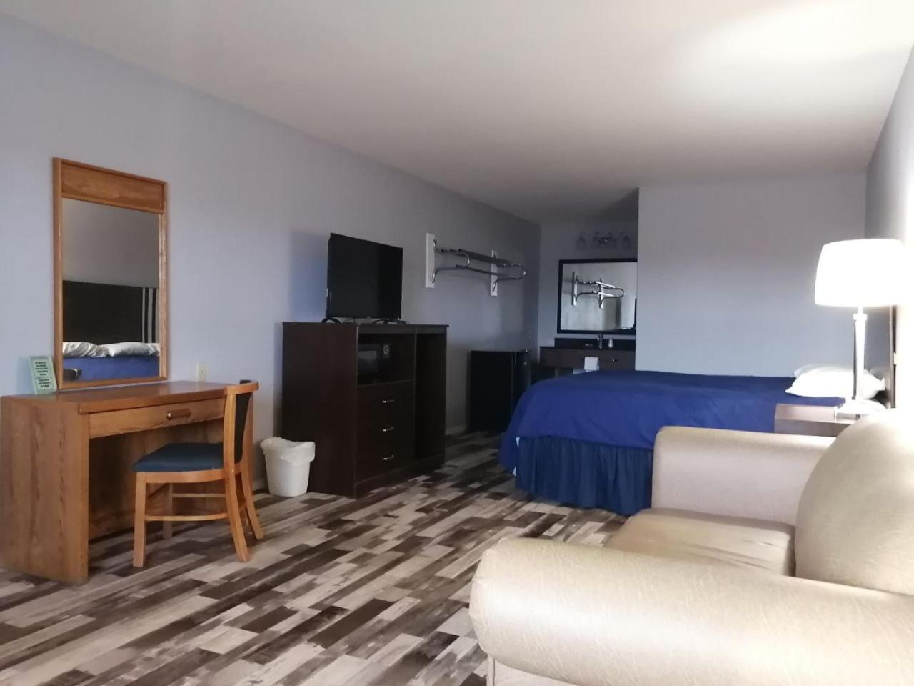 Riata Inn - Crystal City photo 14