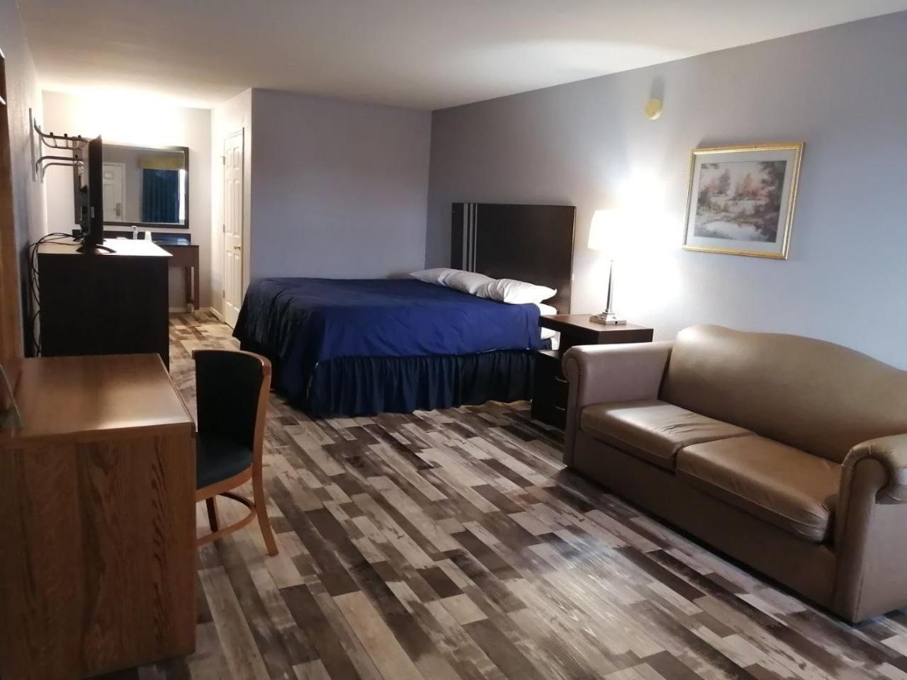 Riata Inn - Crystal City photo 18