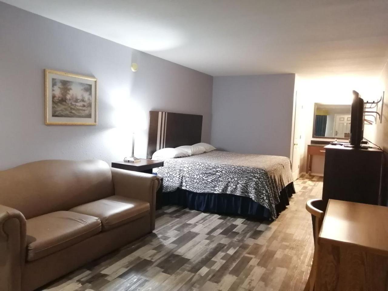 Riata Inn - Crystal City photo 15
