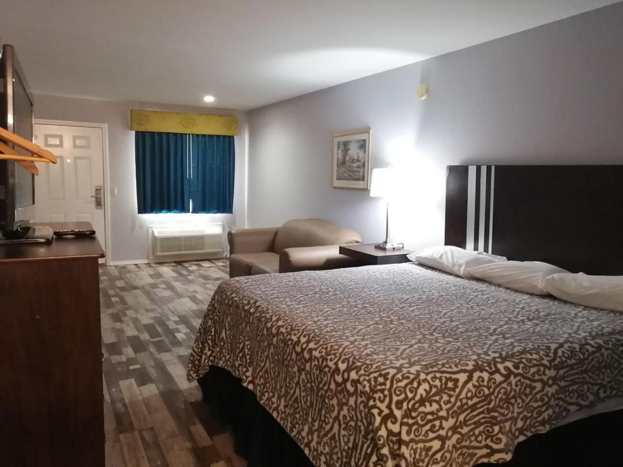 Riata Inn - Crystal City photo 16