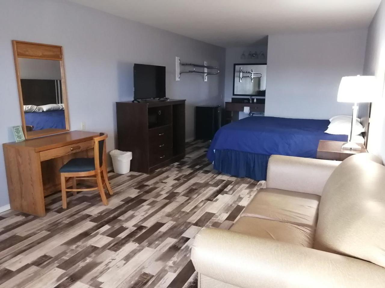 Riata Inn - Crystal City photo 19