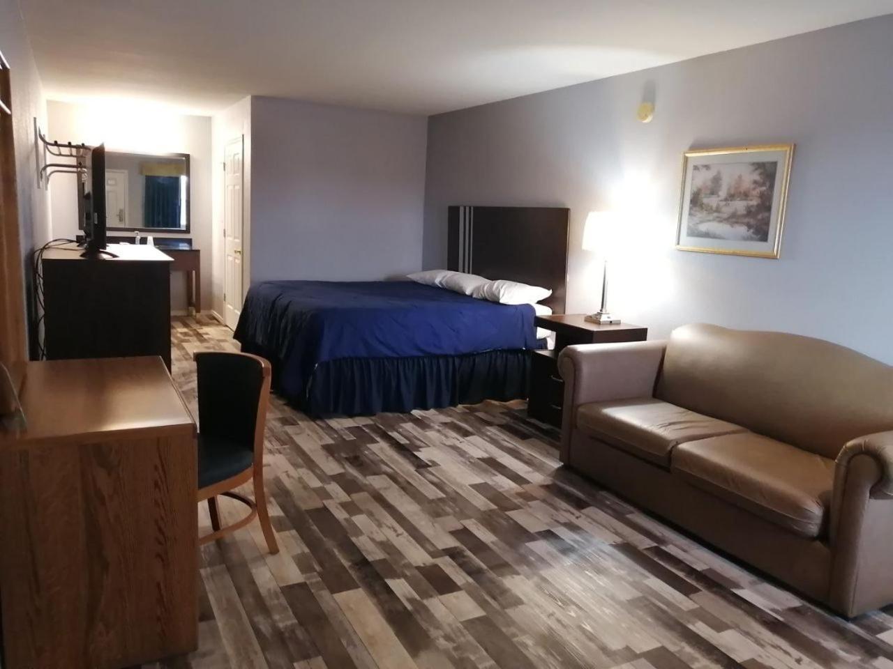 Riata Inn - Crystal City photo 17