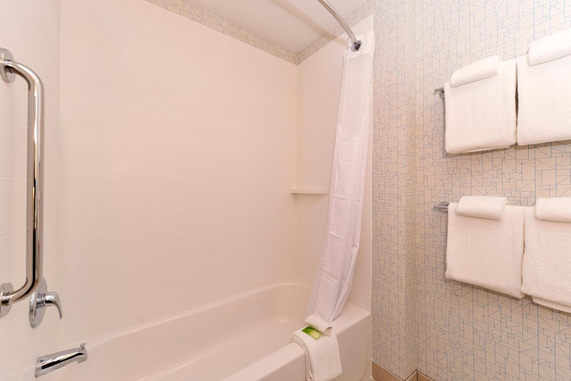 Holiday Inn Express & Suites Alachua - Gainesville Area by IHG photo 33