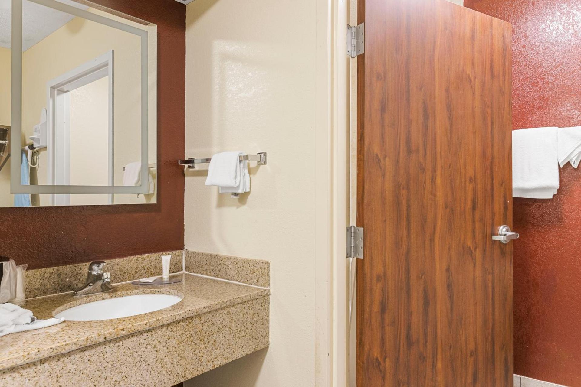 Clarion Pointe Savannah Gateway I-95 photo 34