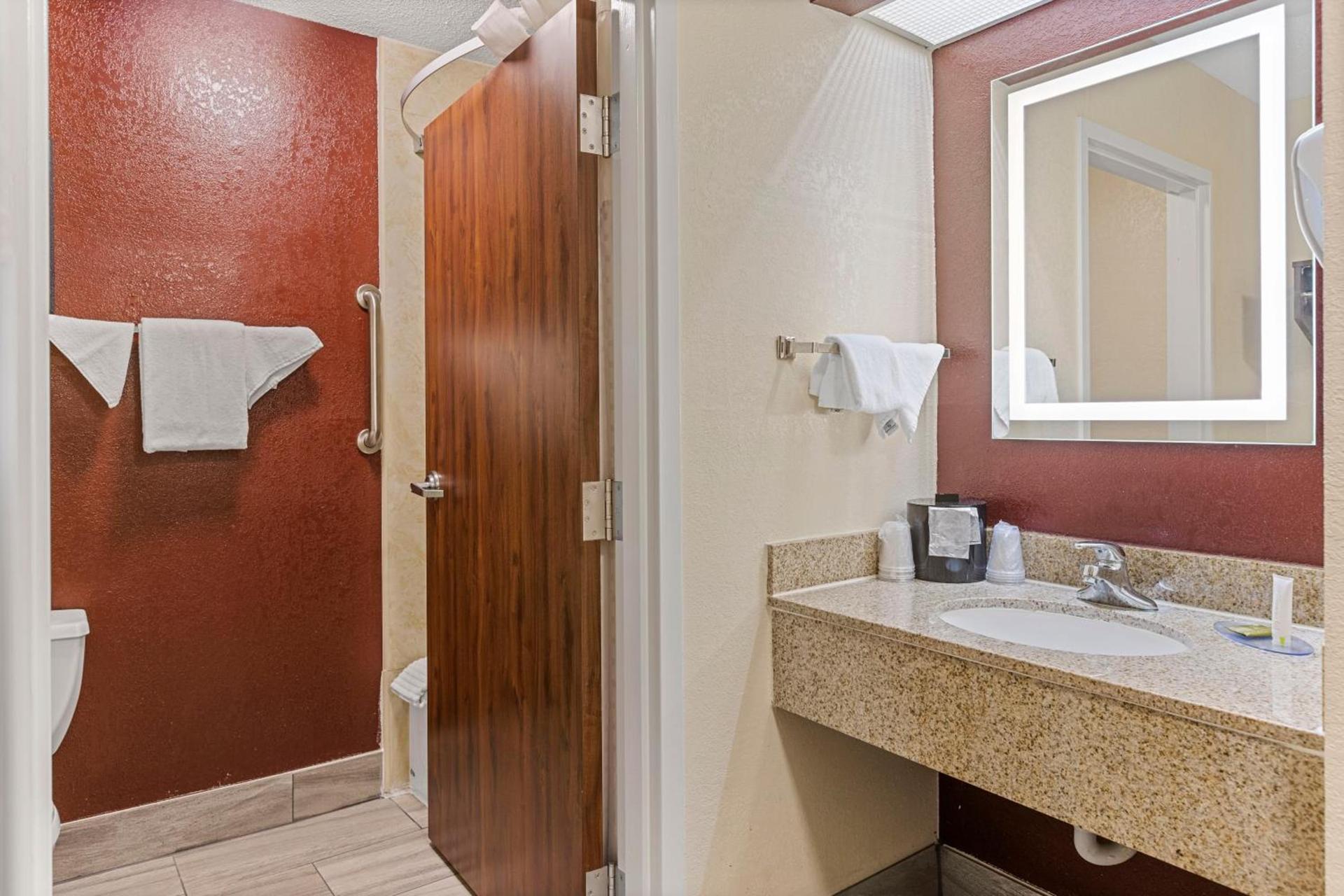 Clarion Pointe Savannah Gateway I-95 photo 30