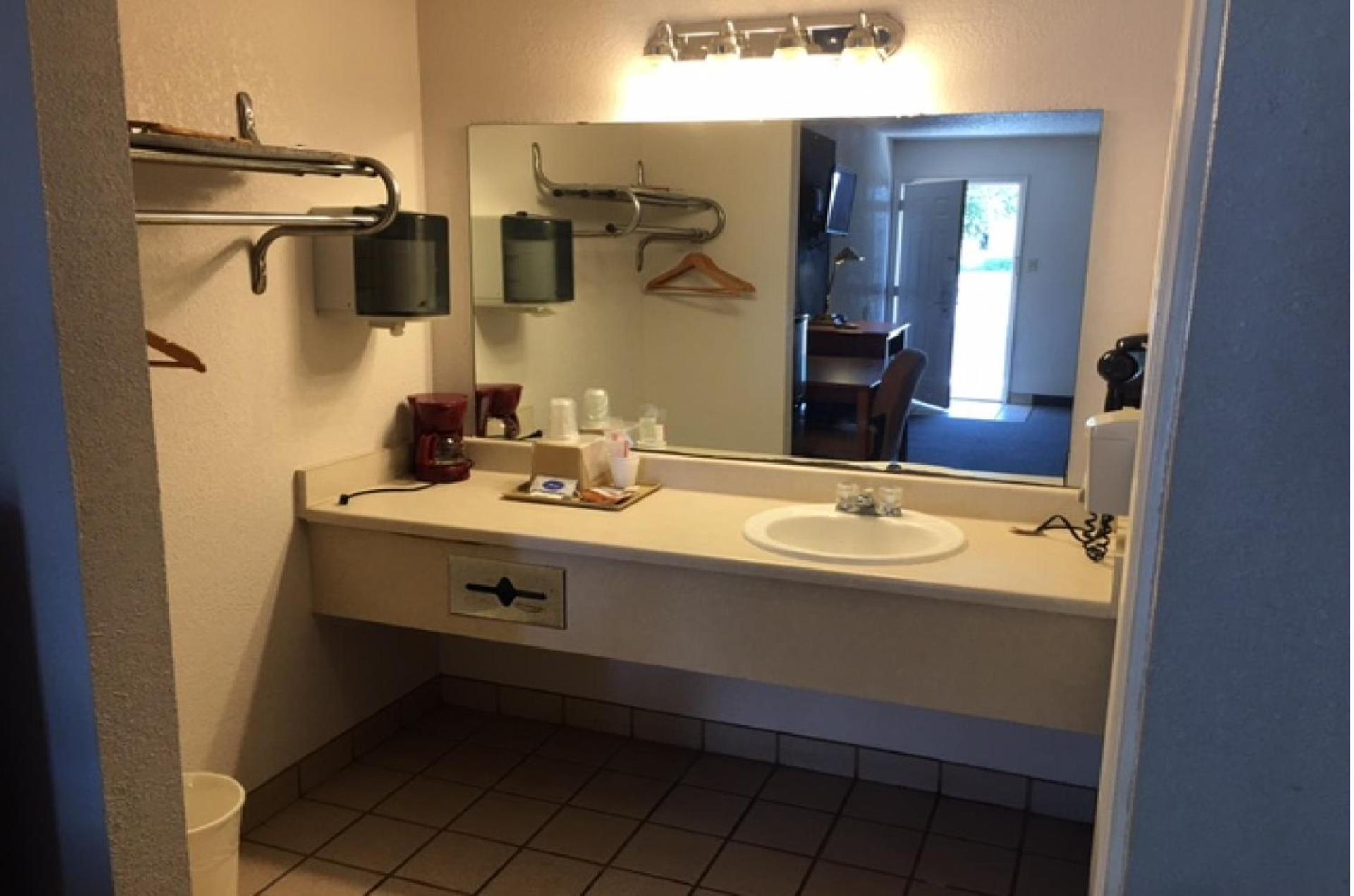 Hebbronville Executive Inn photo 25