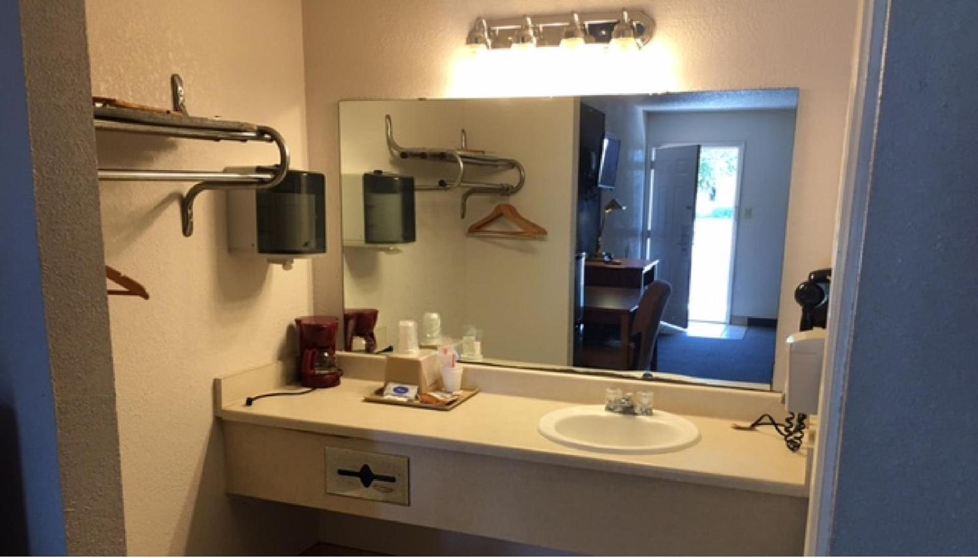 Hebbronville Executive Inn photo 28