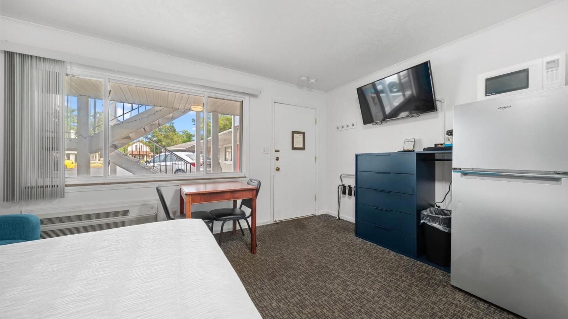 Grand Traverse Motel photo 25