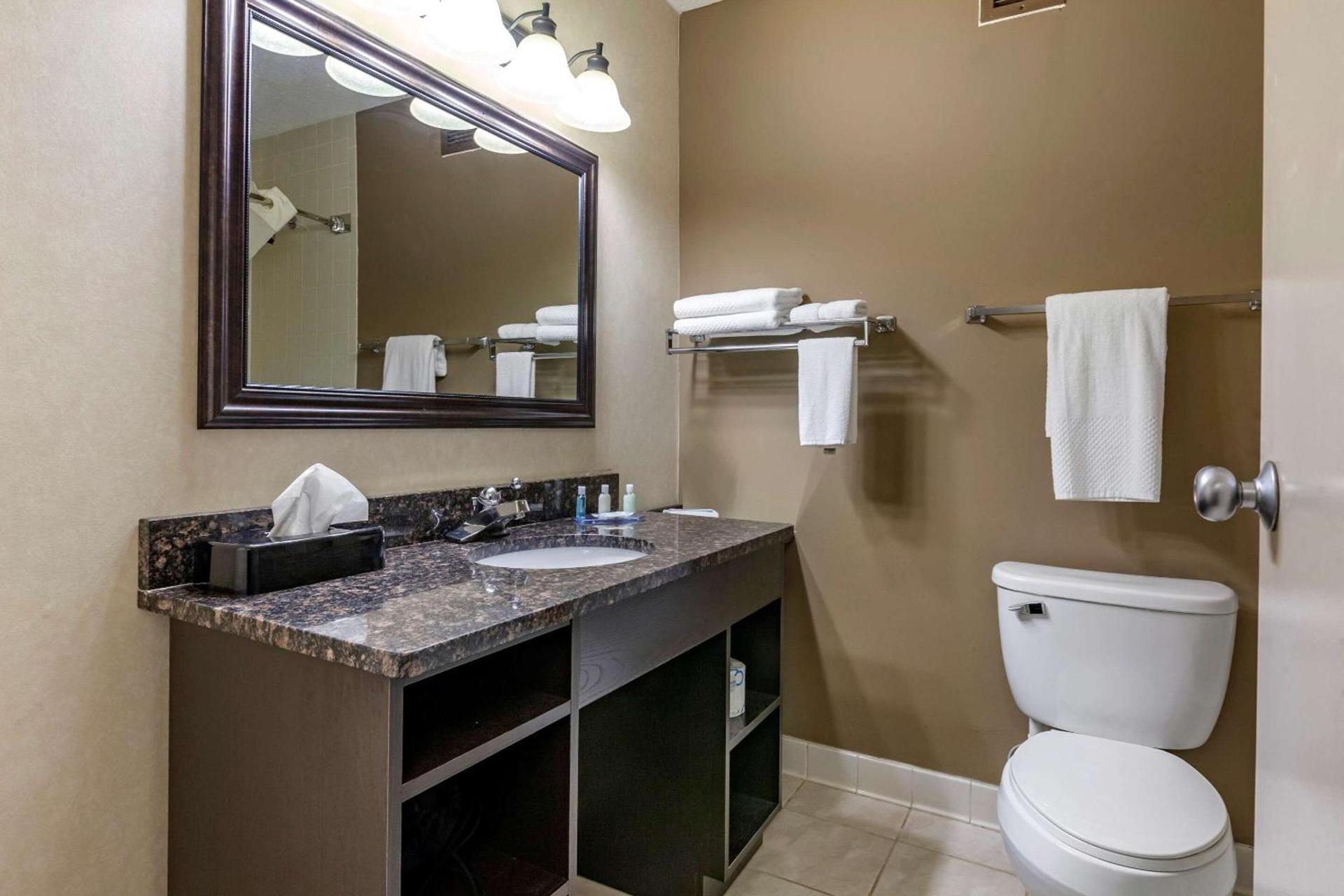 Quality Inn & Suites Escanaba North photo 12
