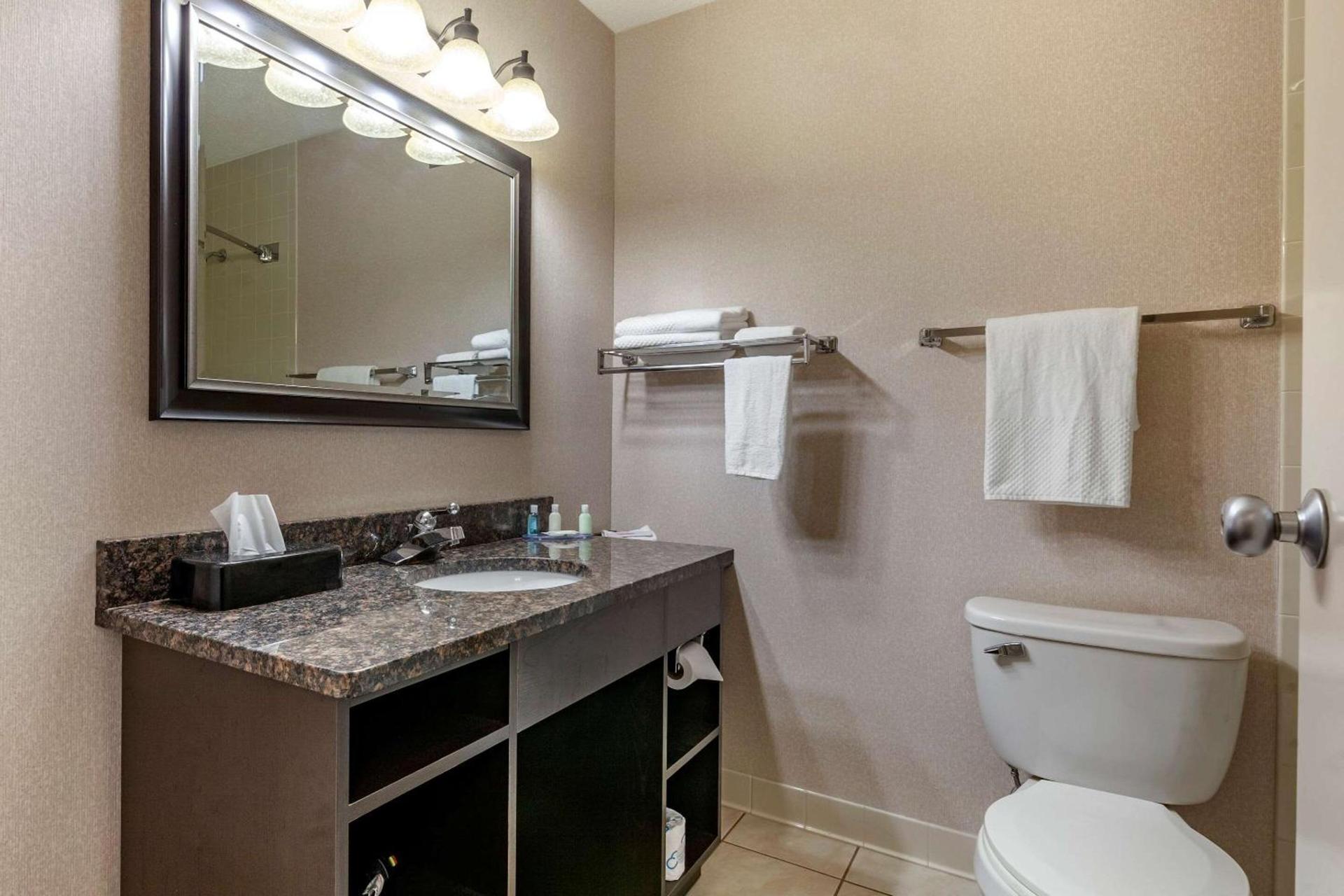 Quality Inn & Suites Escanaba North photo 26