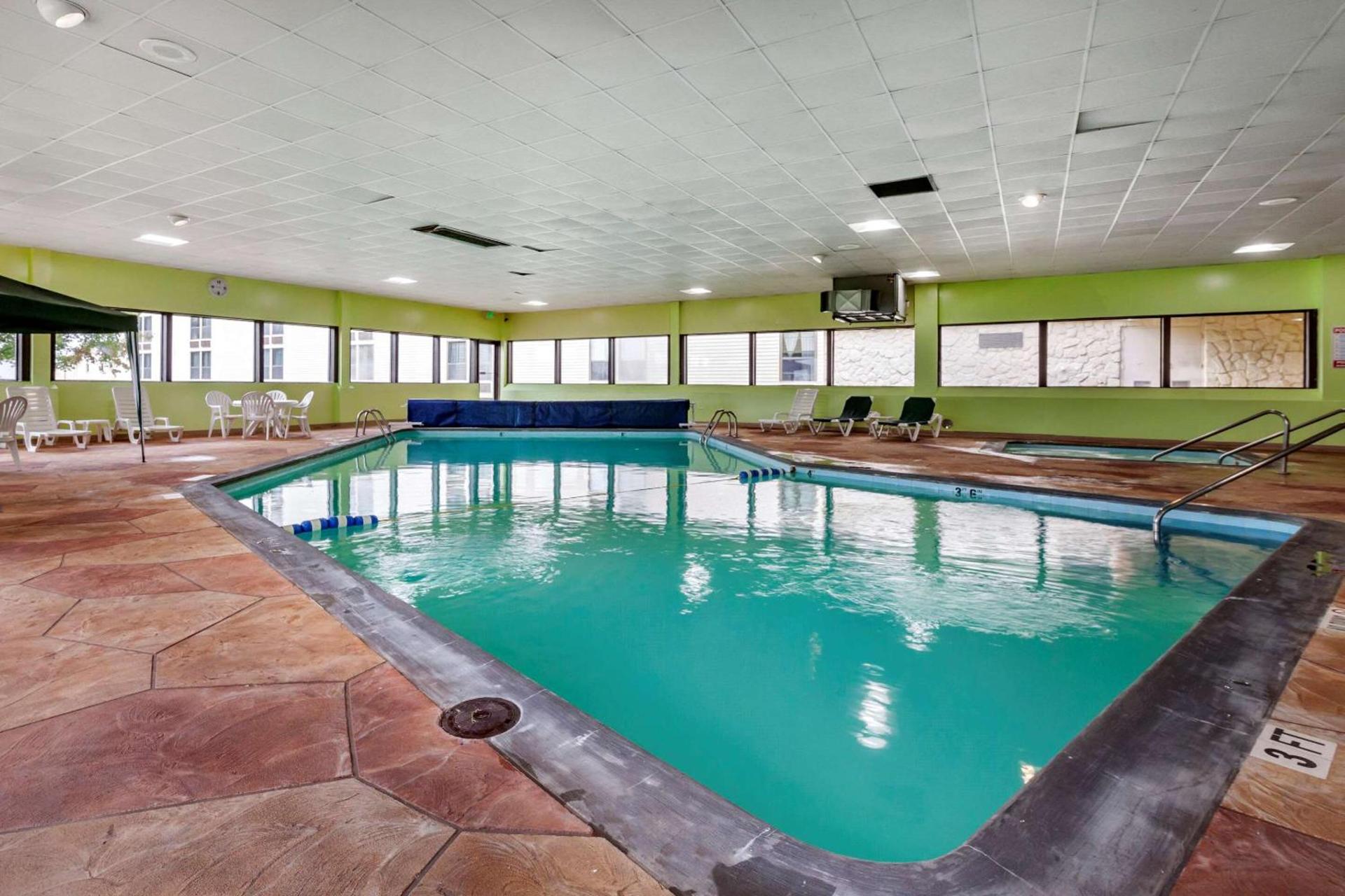 Quality Inn & Suites Escanaba North photo 31