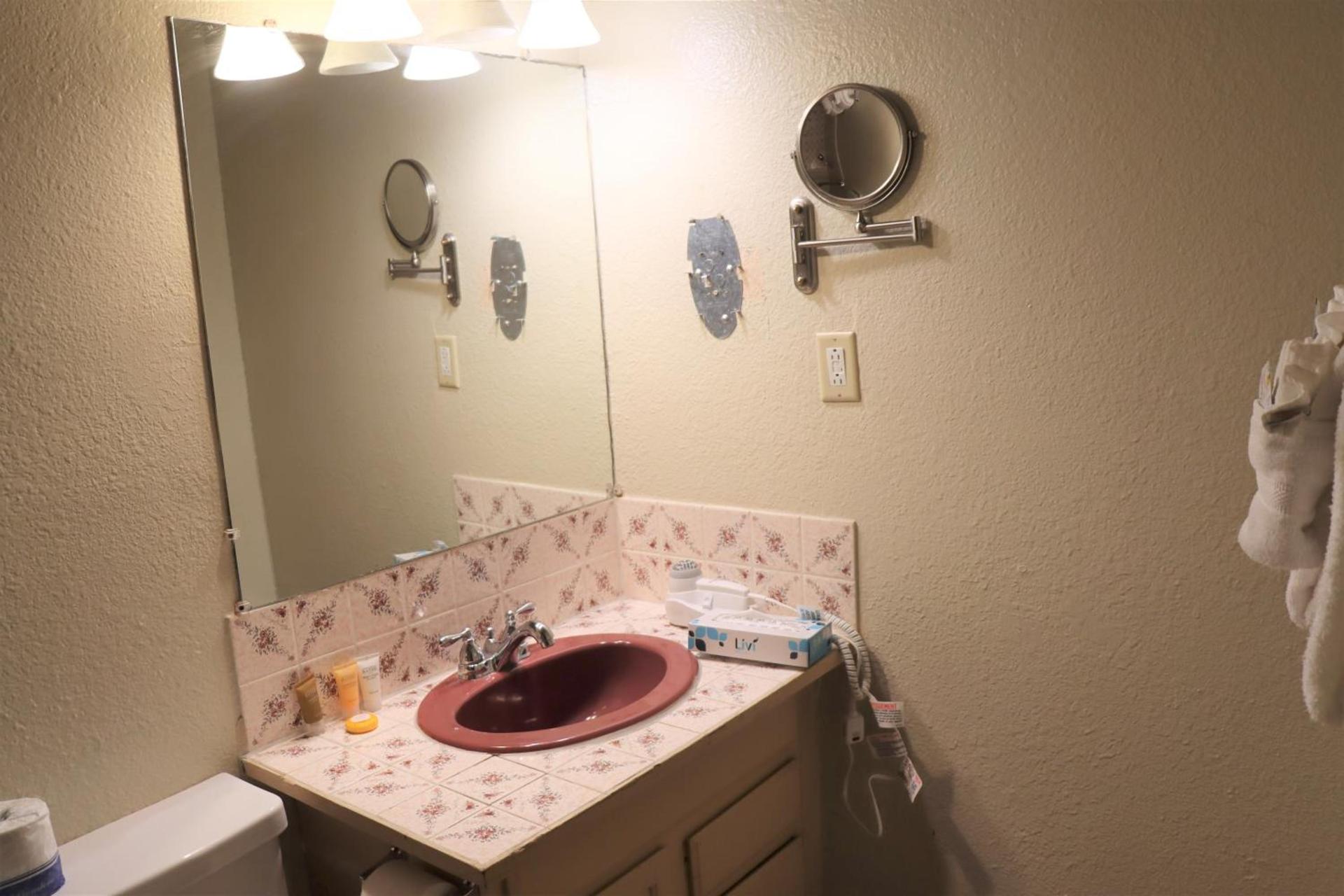 Sagebrush Inn & Suites photo 78