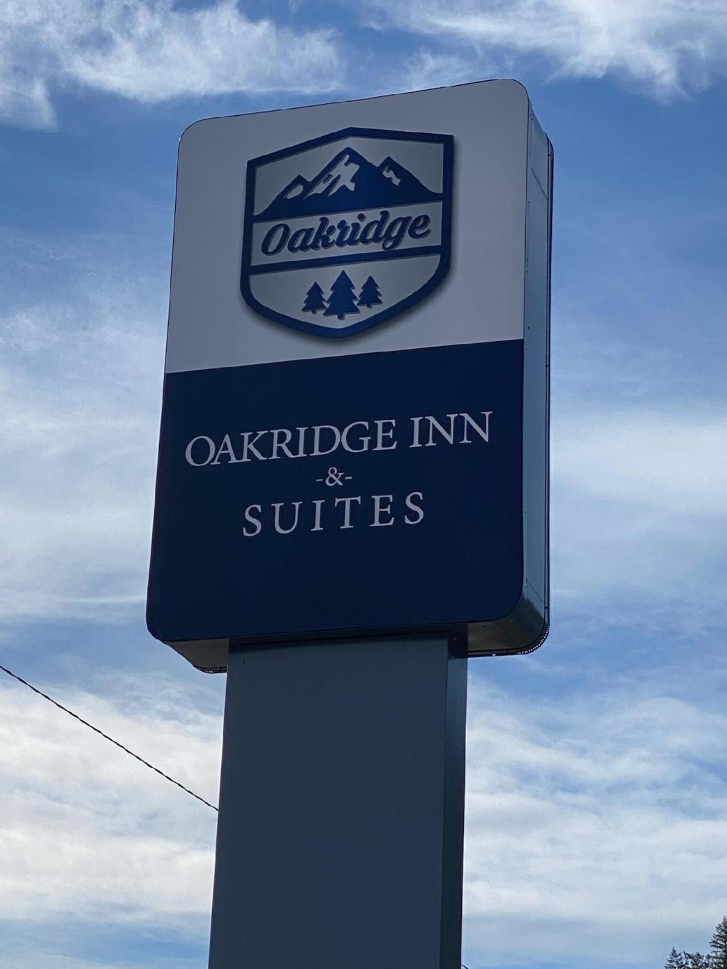 Oakridge Inn & Suites photo 26