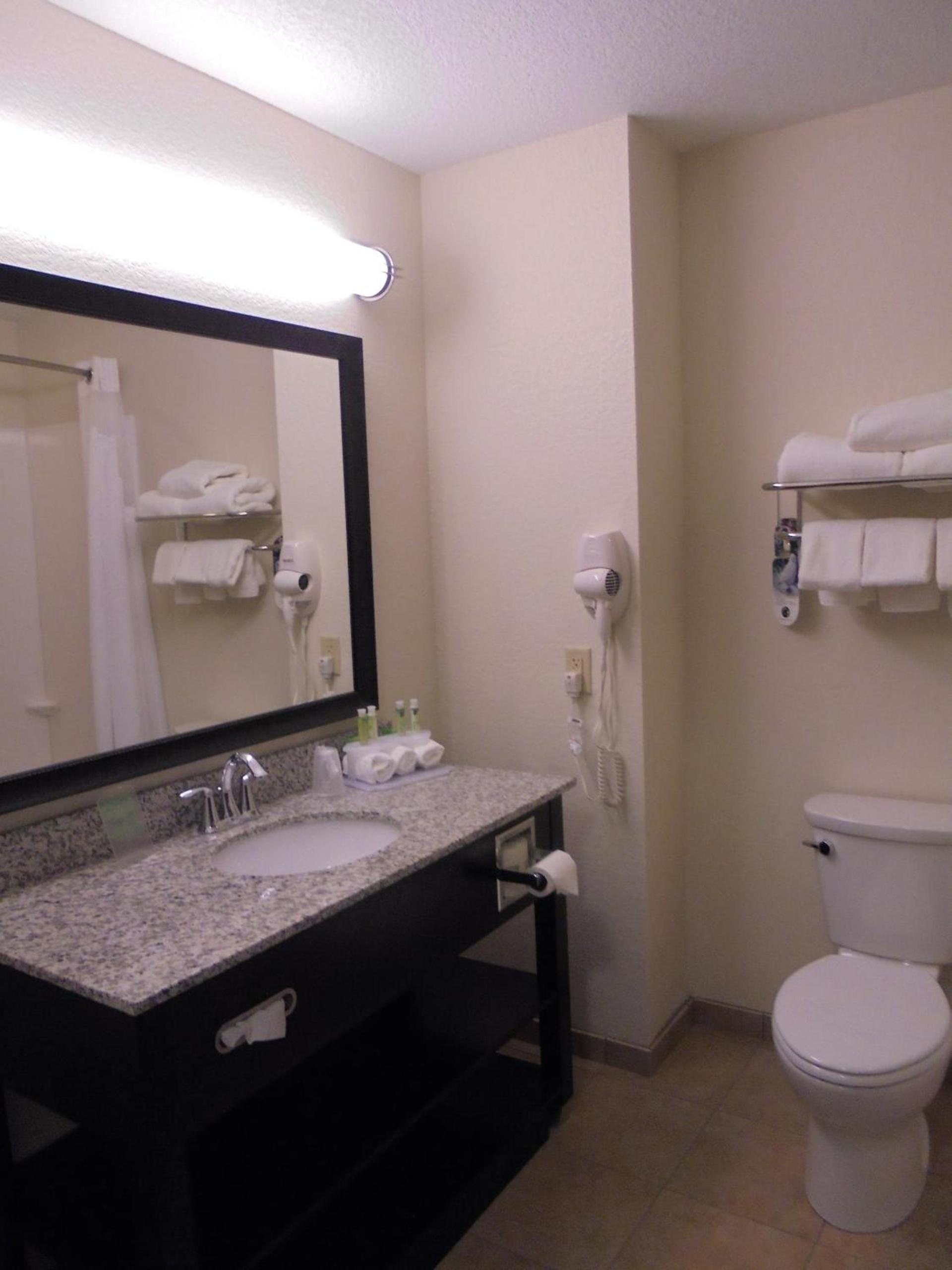 Holiday Inn Express & Suites Nevada by IHG photo 18