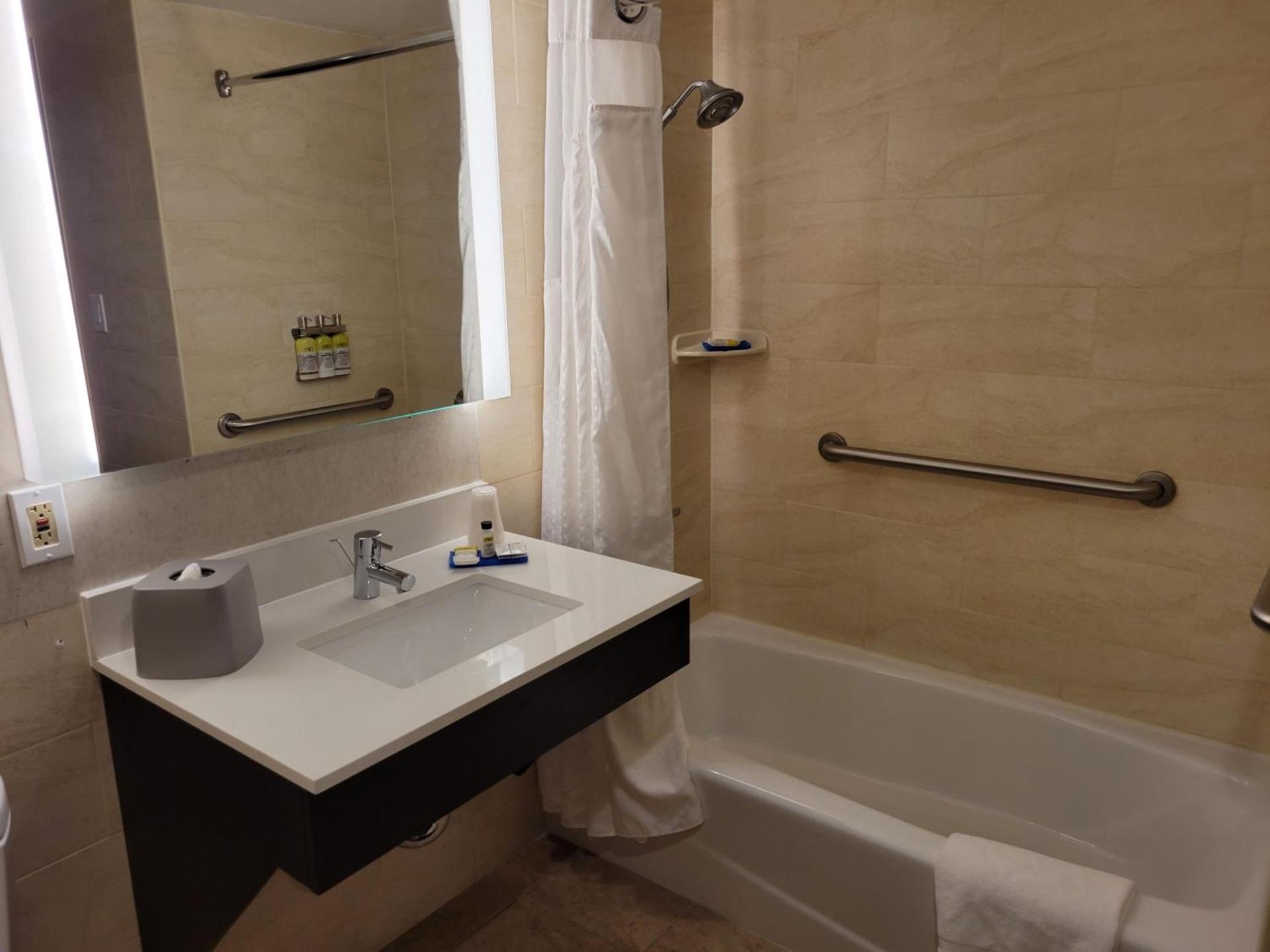 Holiday Inn Express Maspeth by IHG photo 18