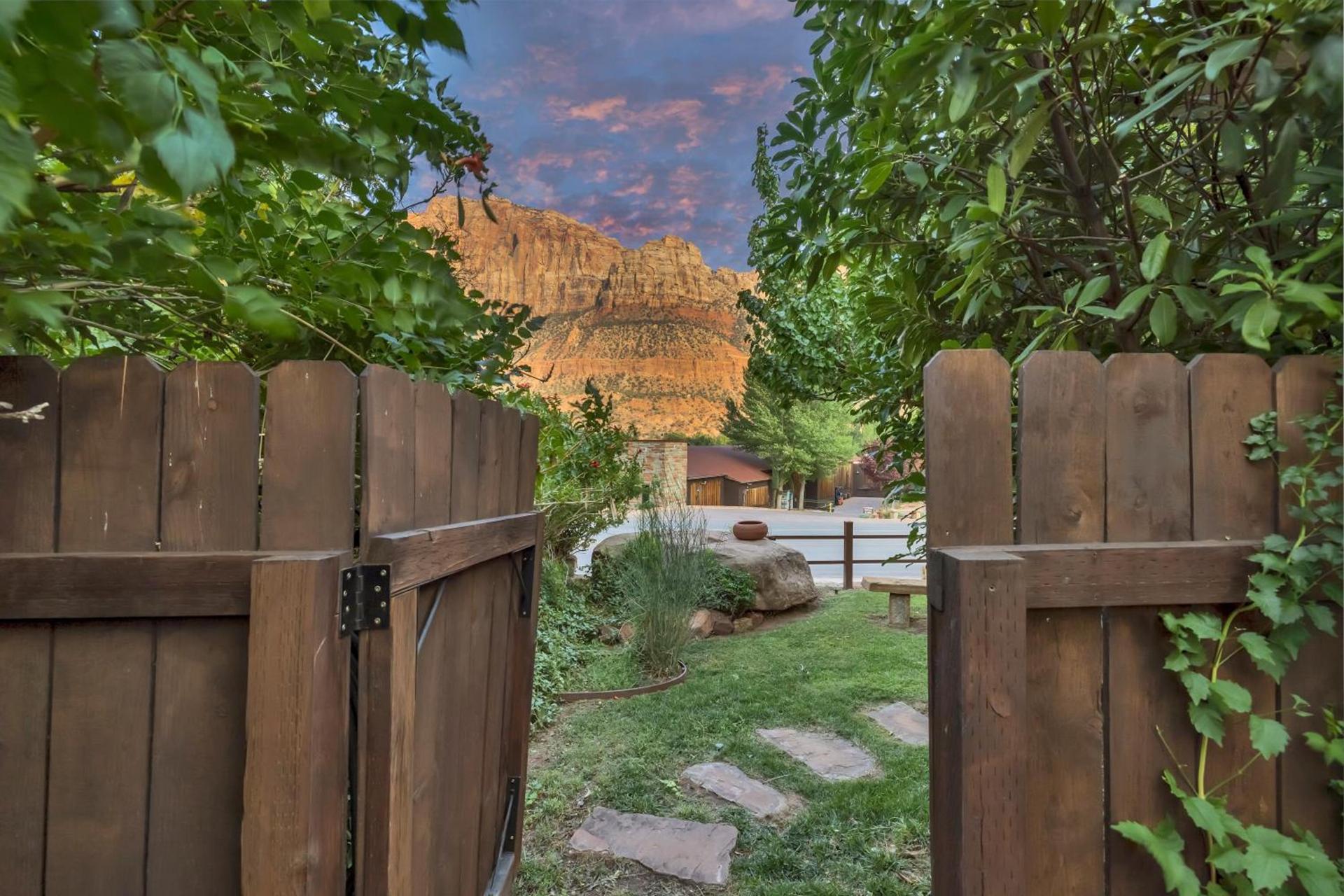 Red Rock Inn Cottages photo 59