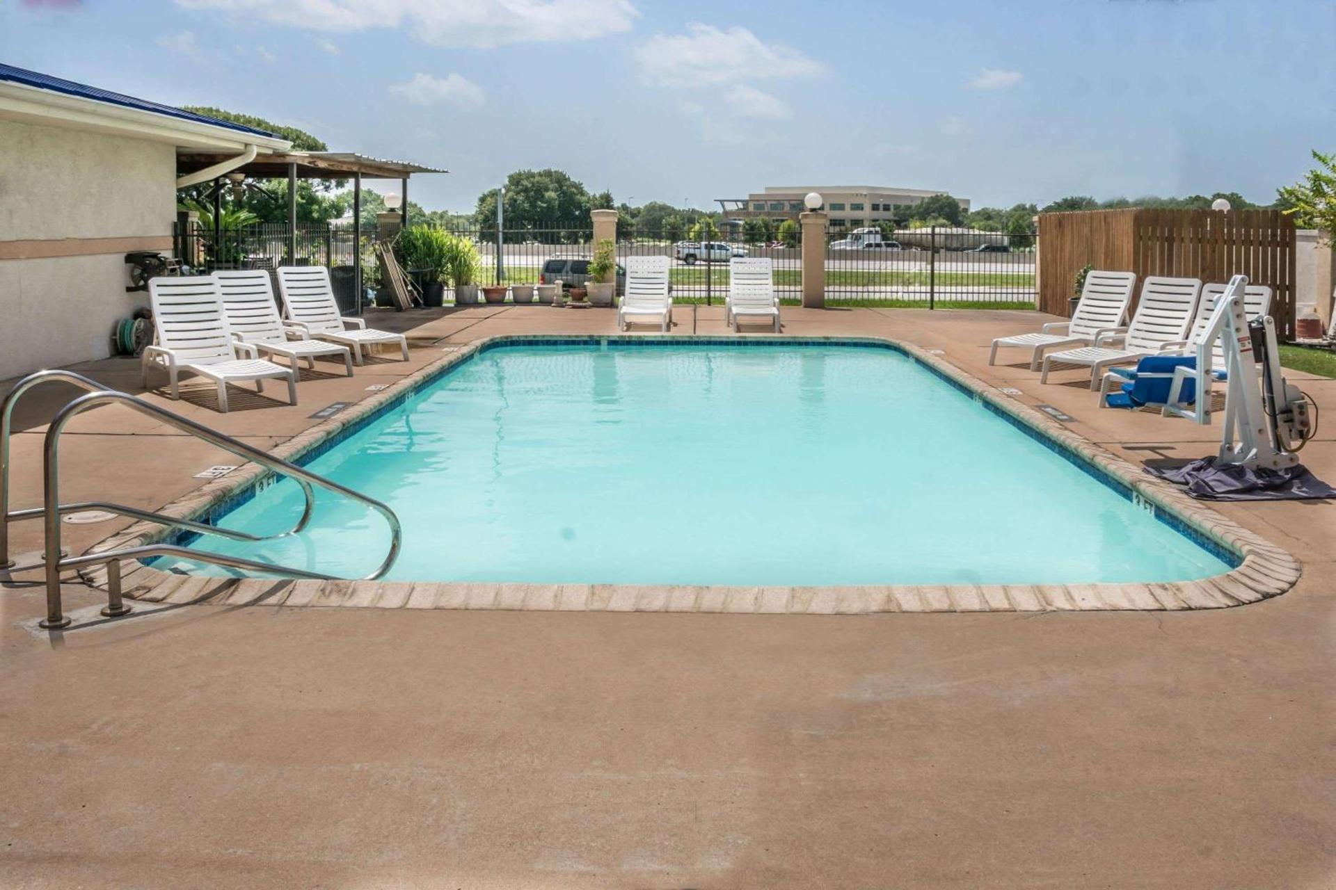 Super 8 by Wyndham San Marcos photo 4