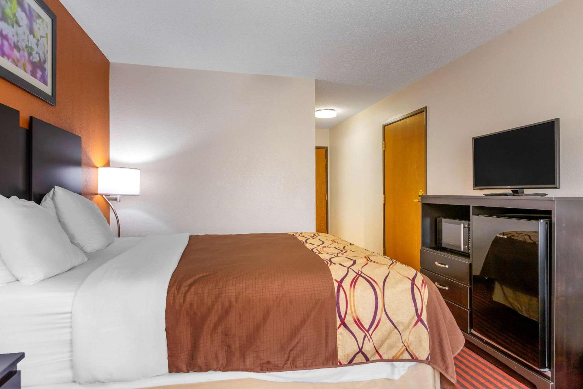 Rodeway Inn Coopersville photo 12