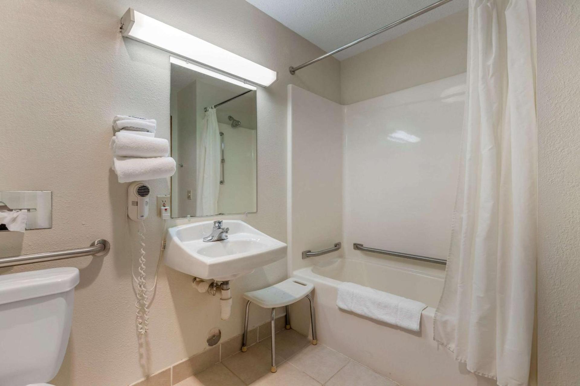Rodeway Inn Coopersville photo 15