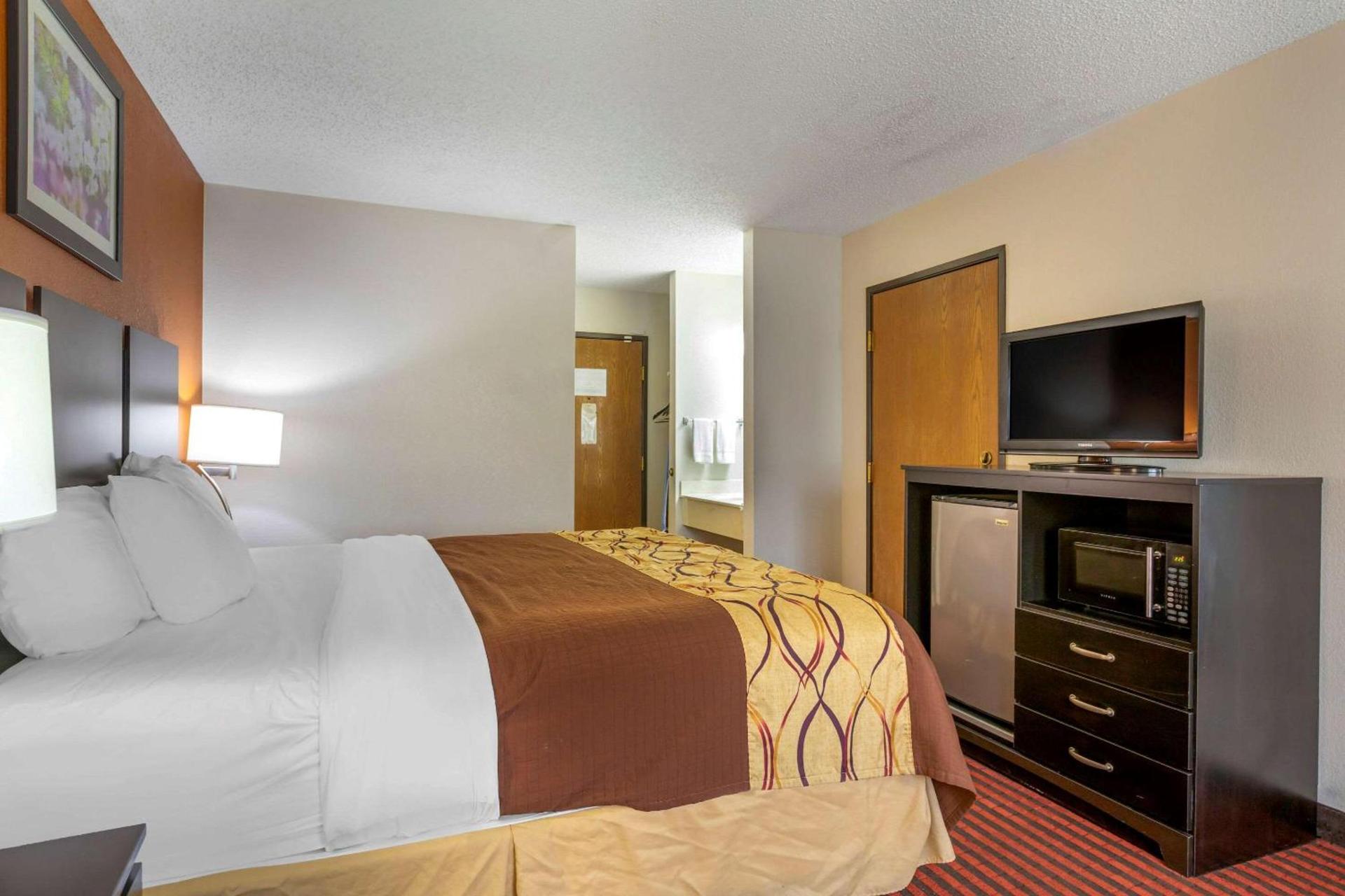Rodeway Inn Coopersville photo 18
