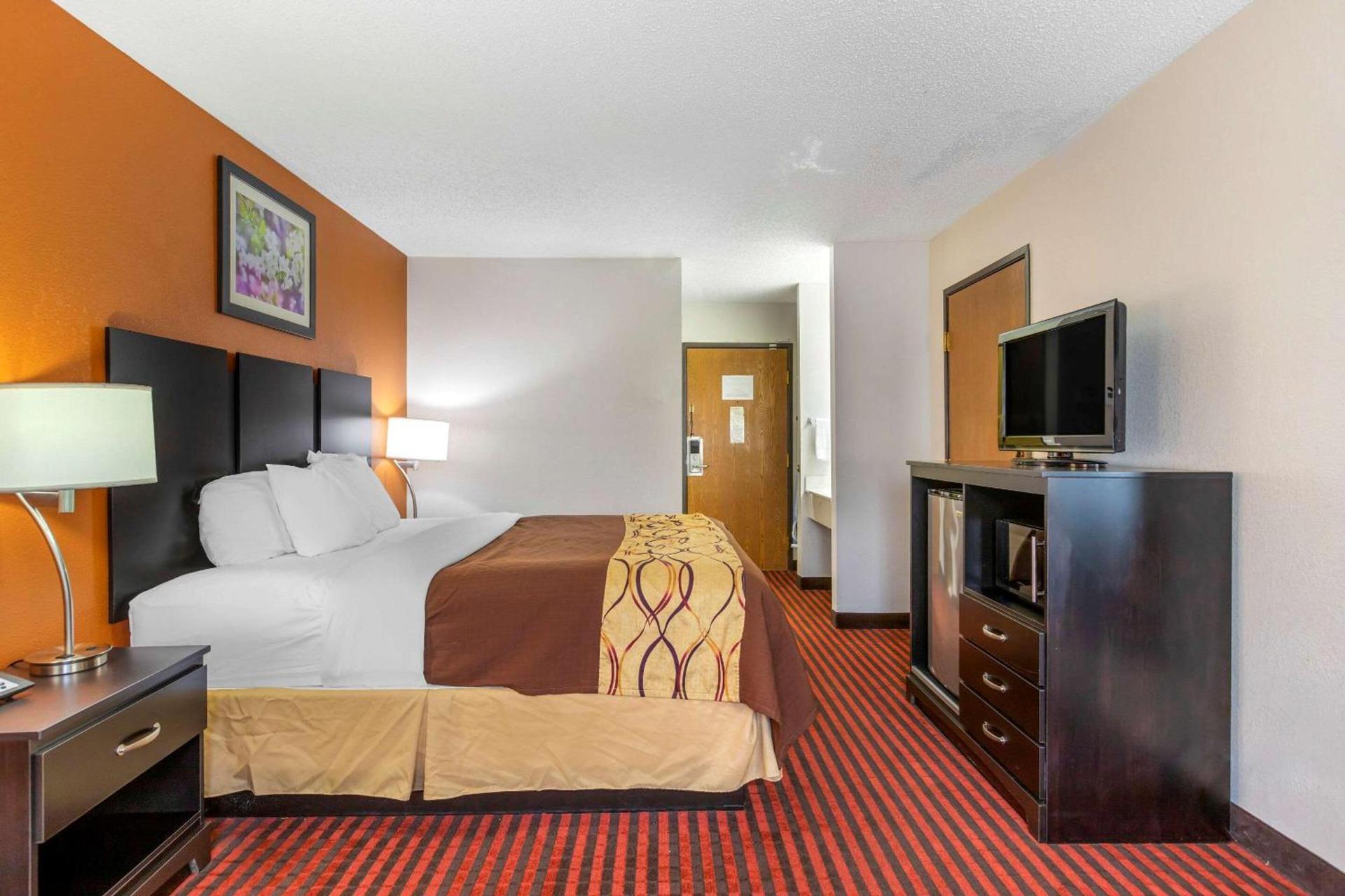 Rodeway Inn Coopersville photo 19