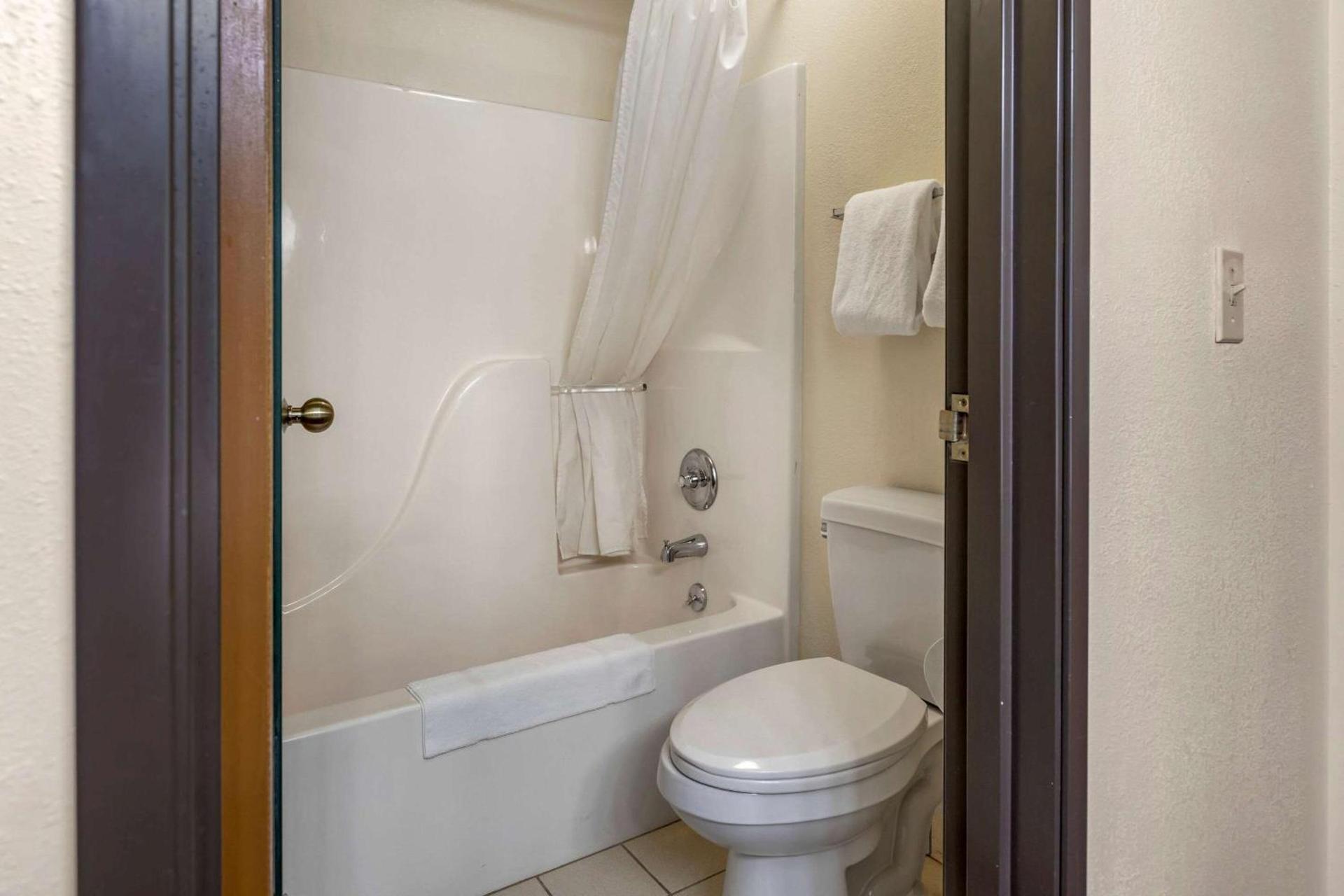 Rodeway Inn Coopersville photo 20