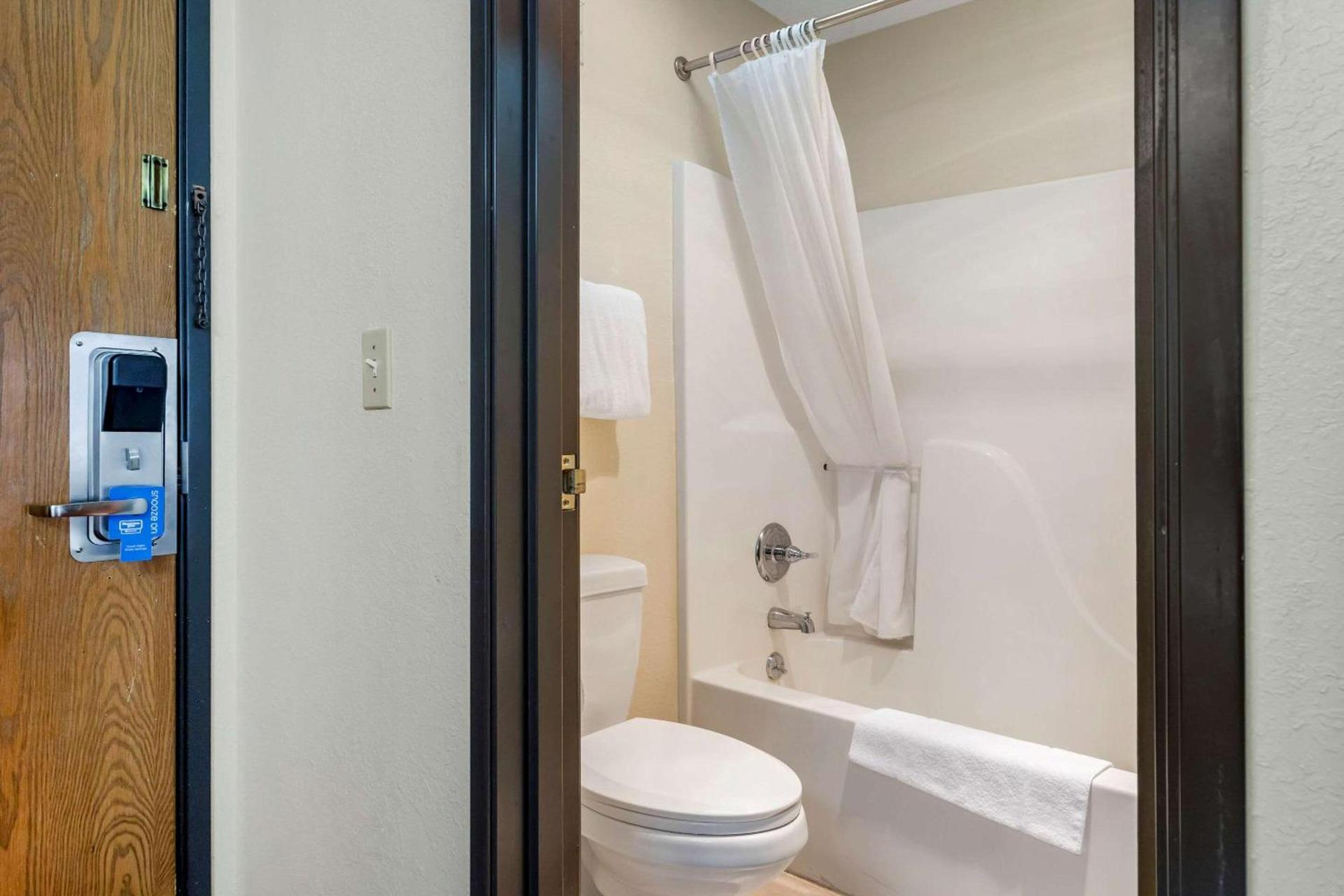 Rodeway Inn Coopersville photo 25