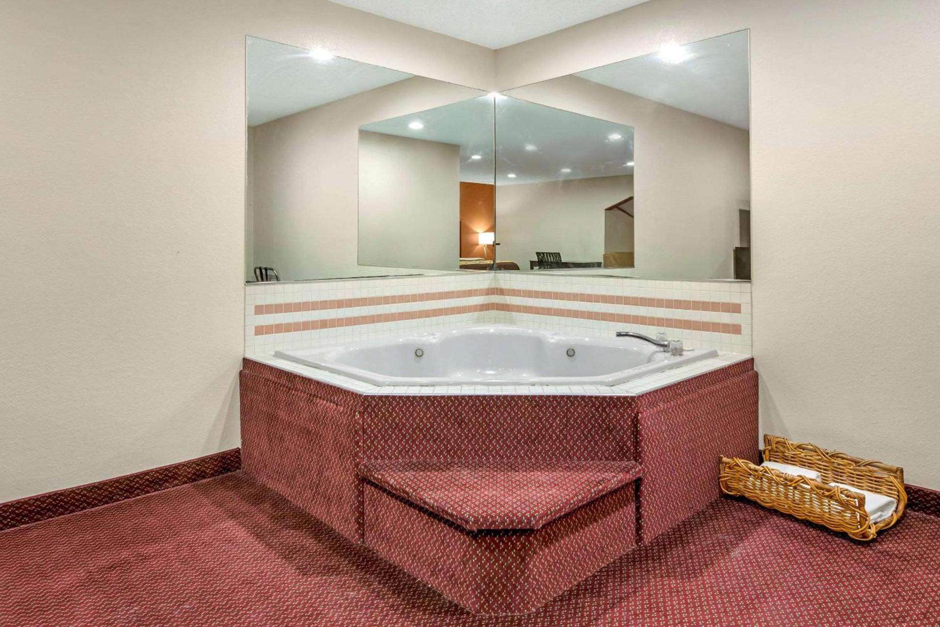 Rodeway Inn Coopersville photo 33