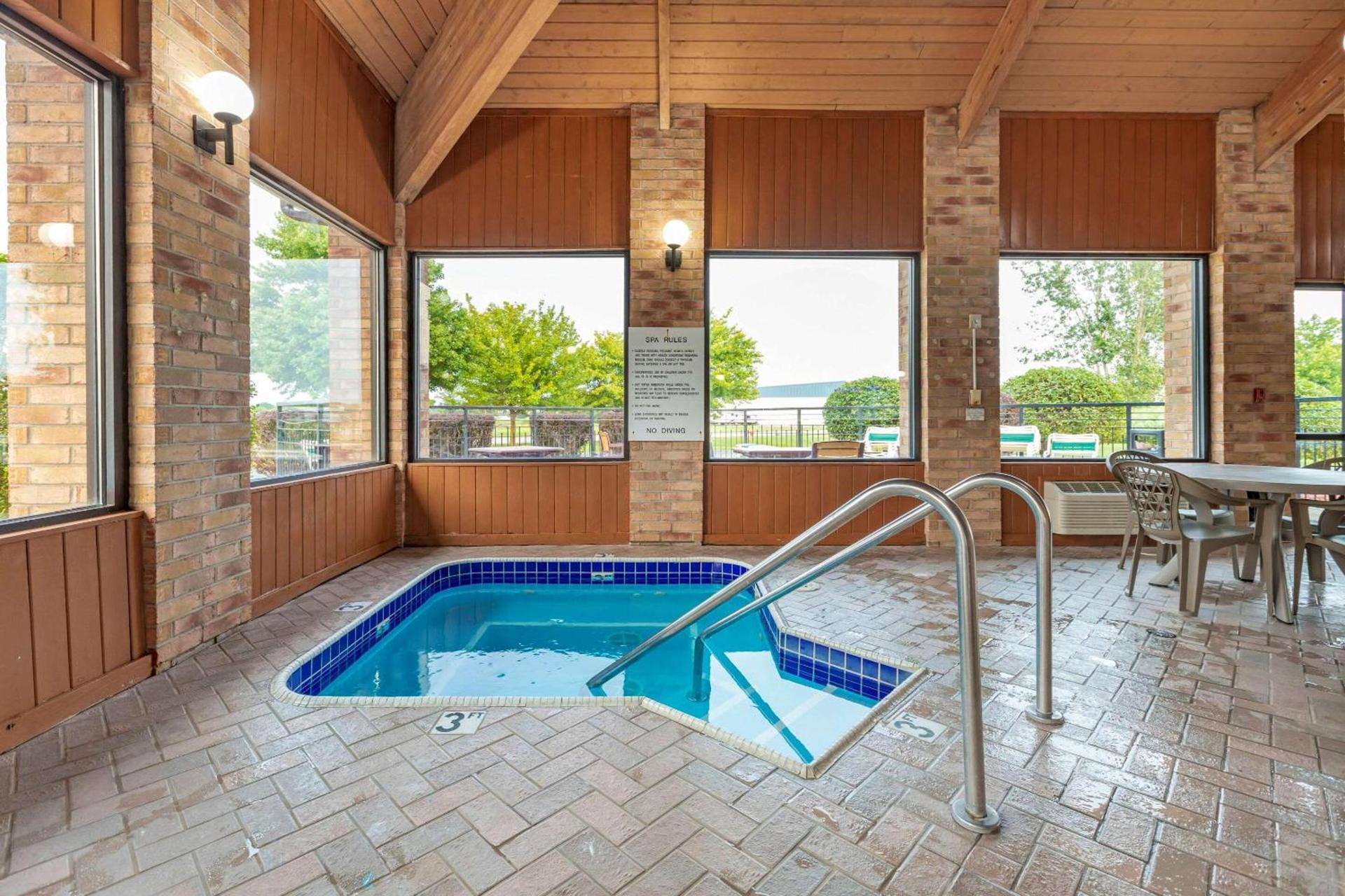 Rodeway Inn Coopersville photo 34
