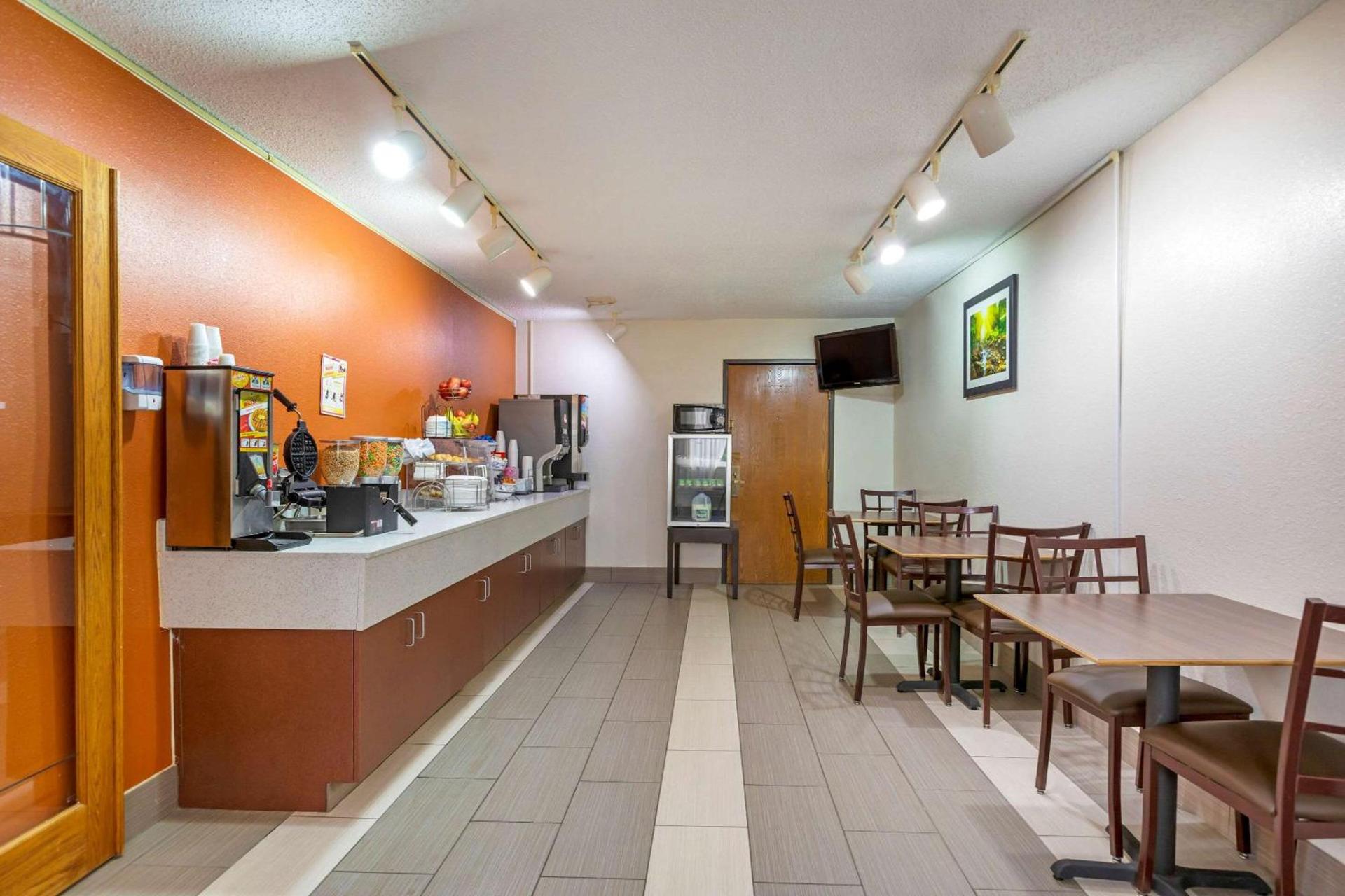 Rodeway Inn Coopersville photo 38