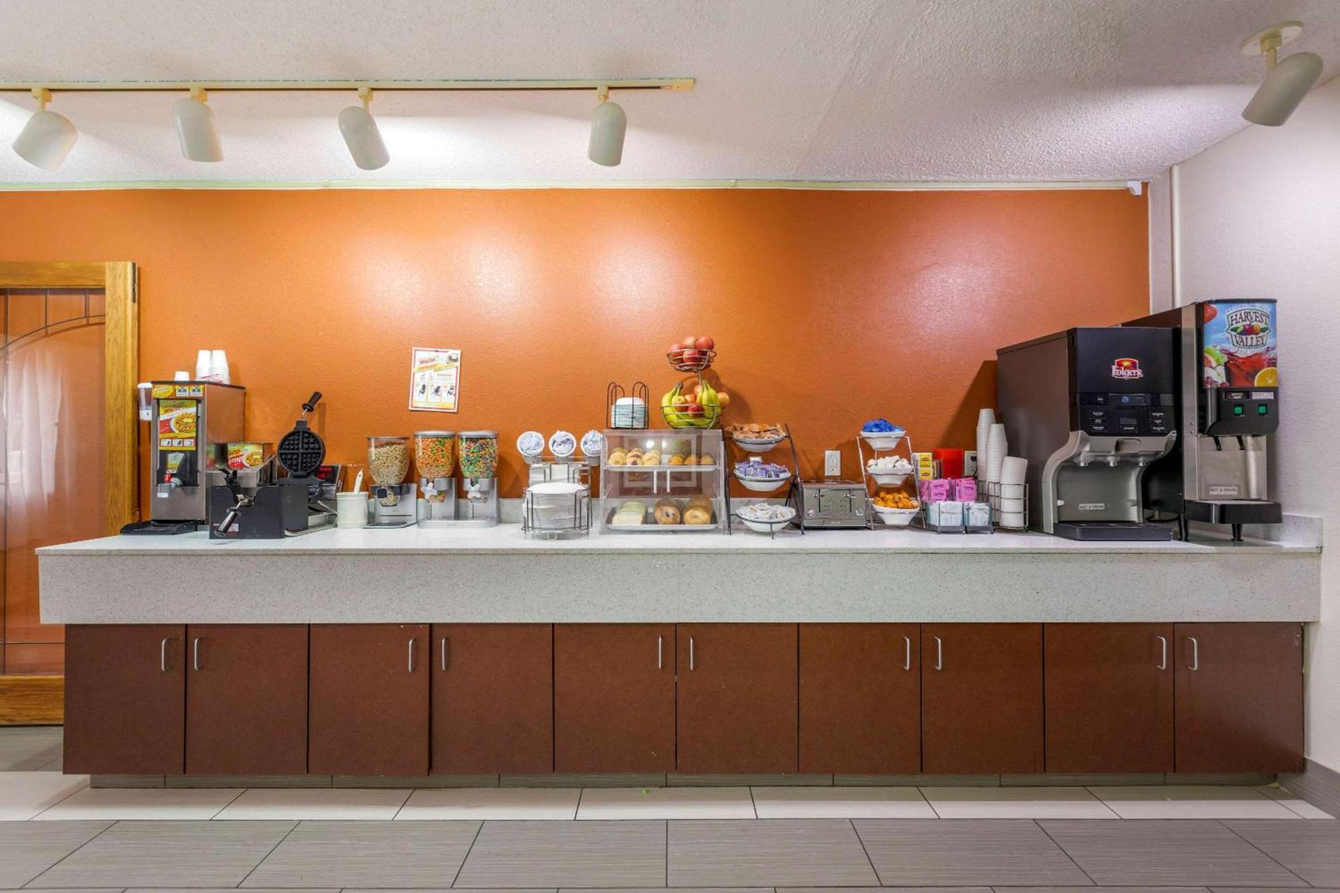 Rodeway Inn Coopersville photo 39