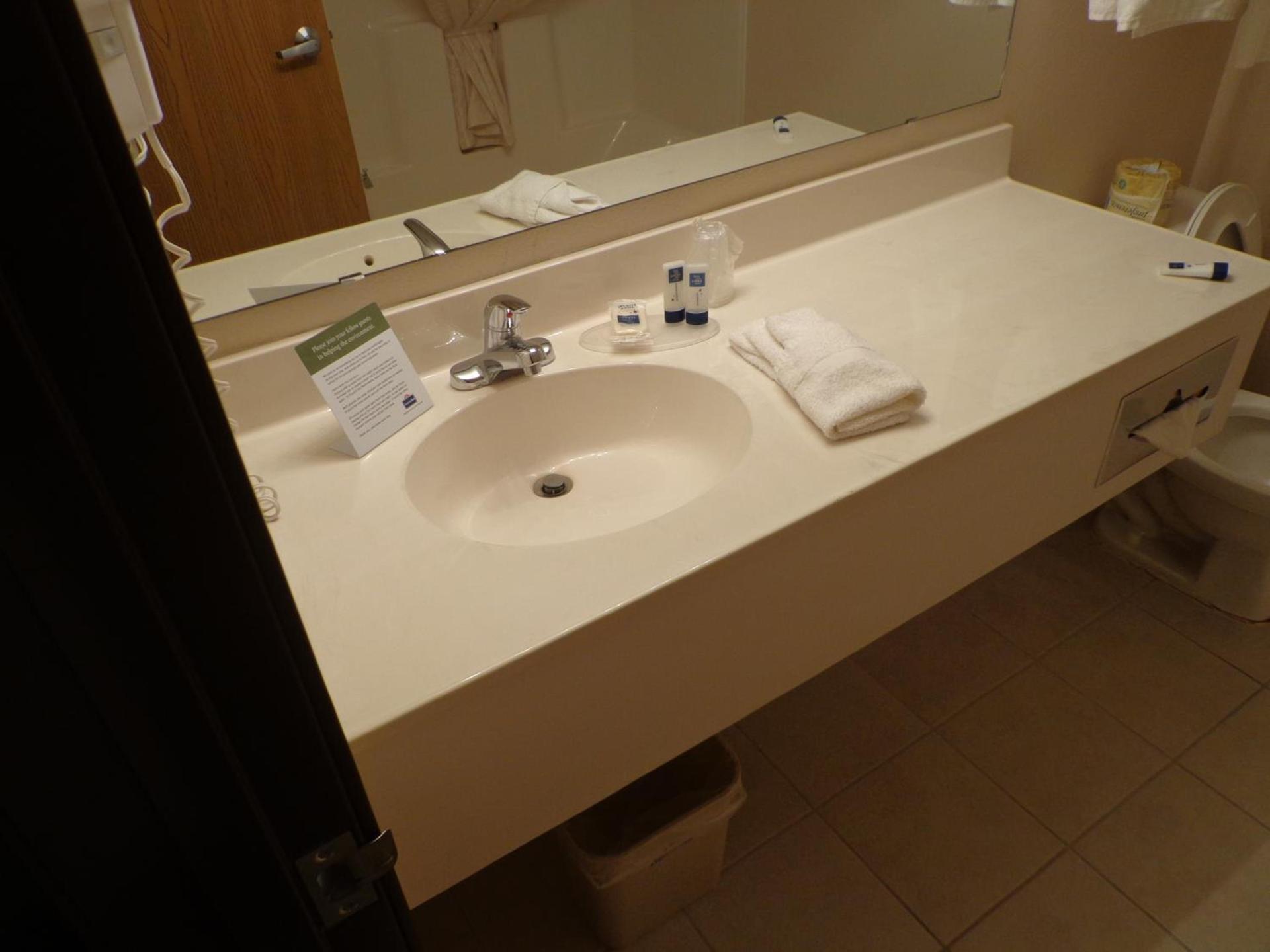 AmericInn by Wyndham Madison SD photo 10