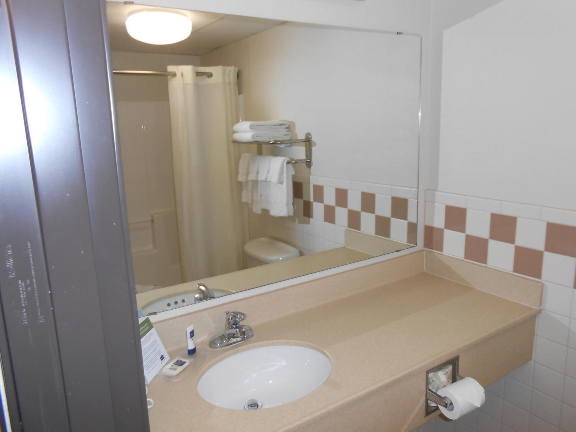 AmericInn by Wyndham McAlester photo 21