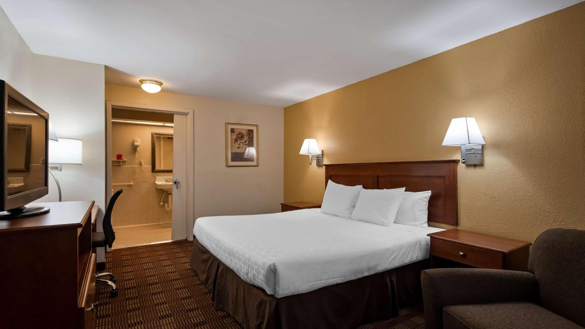 SureStay Hotel by Best Western East Brunswick photo 12