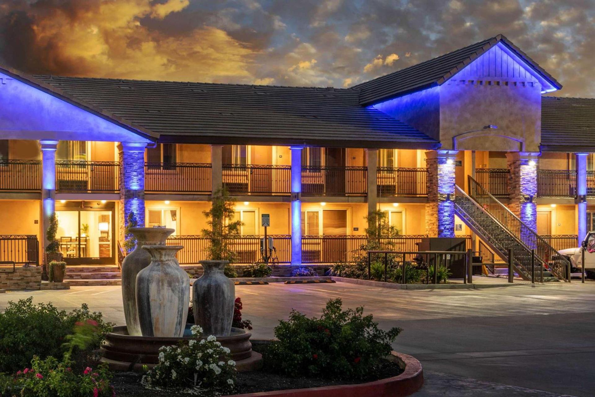 Days Inn by Wyndham Galt - Elk Grove South photo 2