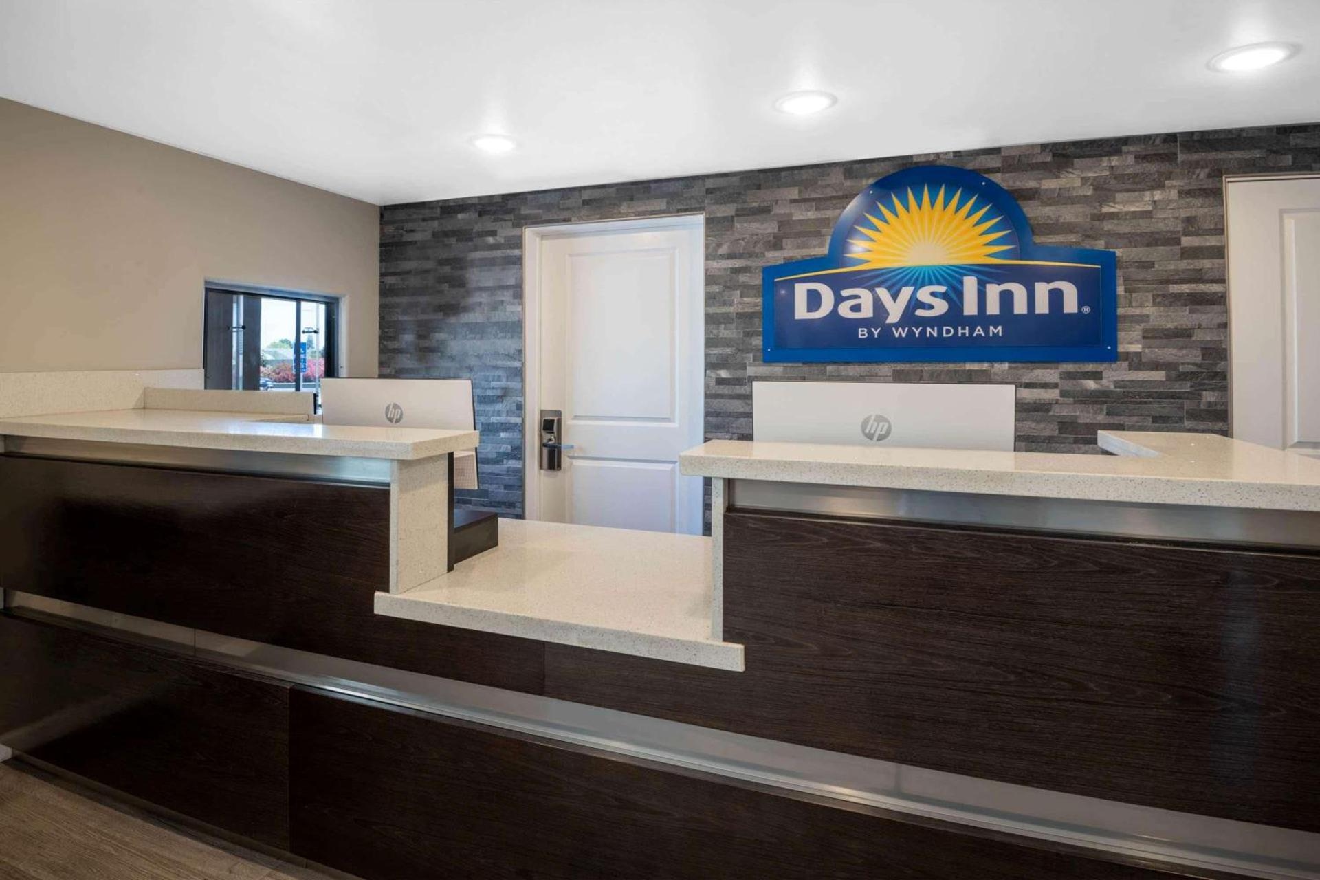 Days Inn by Wyndham Galt - Elk Grove South photo 4