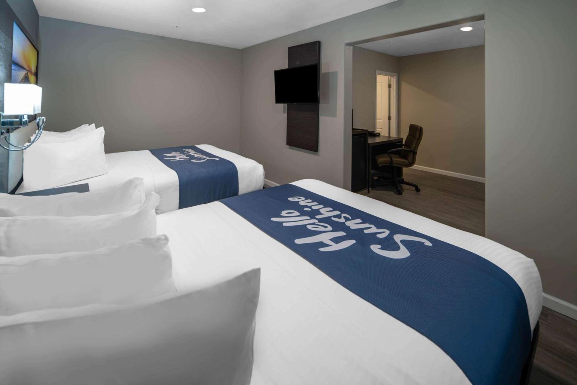 Days Inn by Wyndham Galt - Elk Grove South photo 11